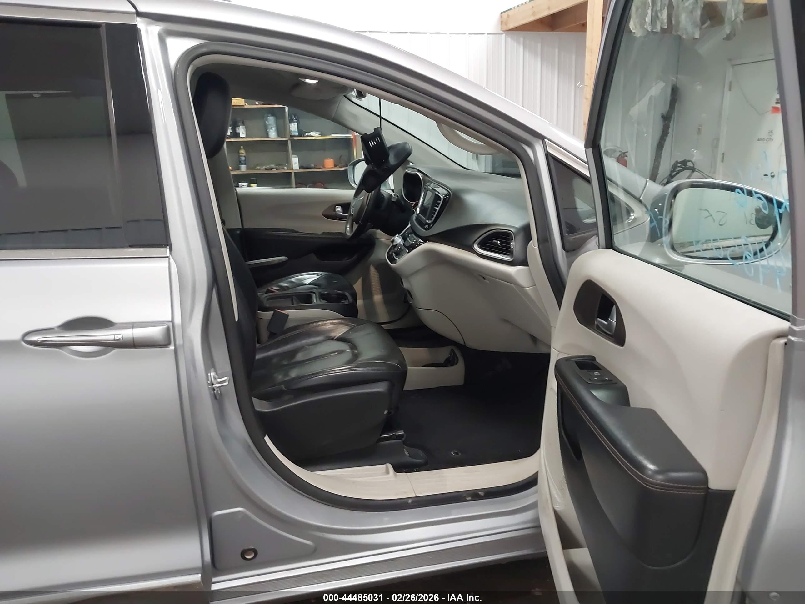 CHRYSLER PACIFICA image 5