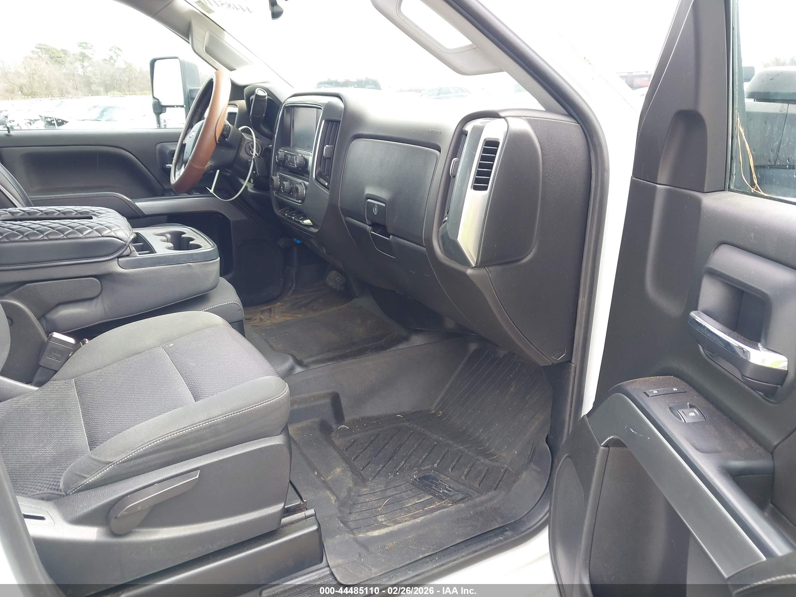 CHEVROLET SILVERADO image 5
