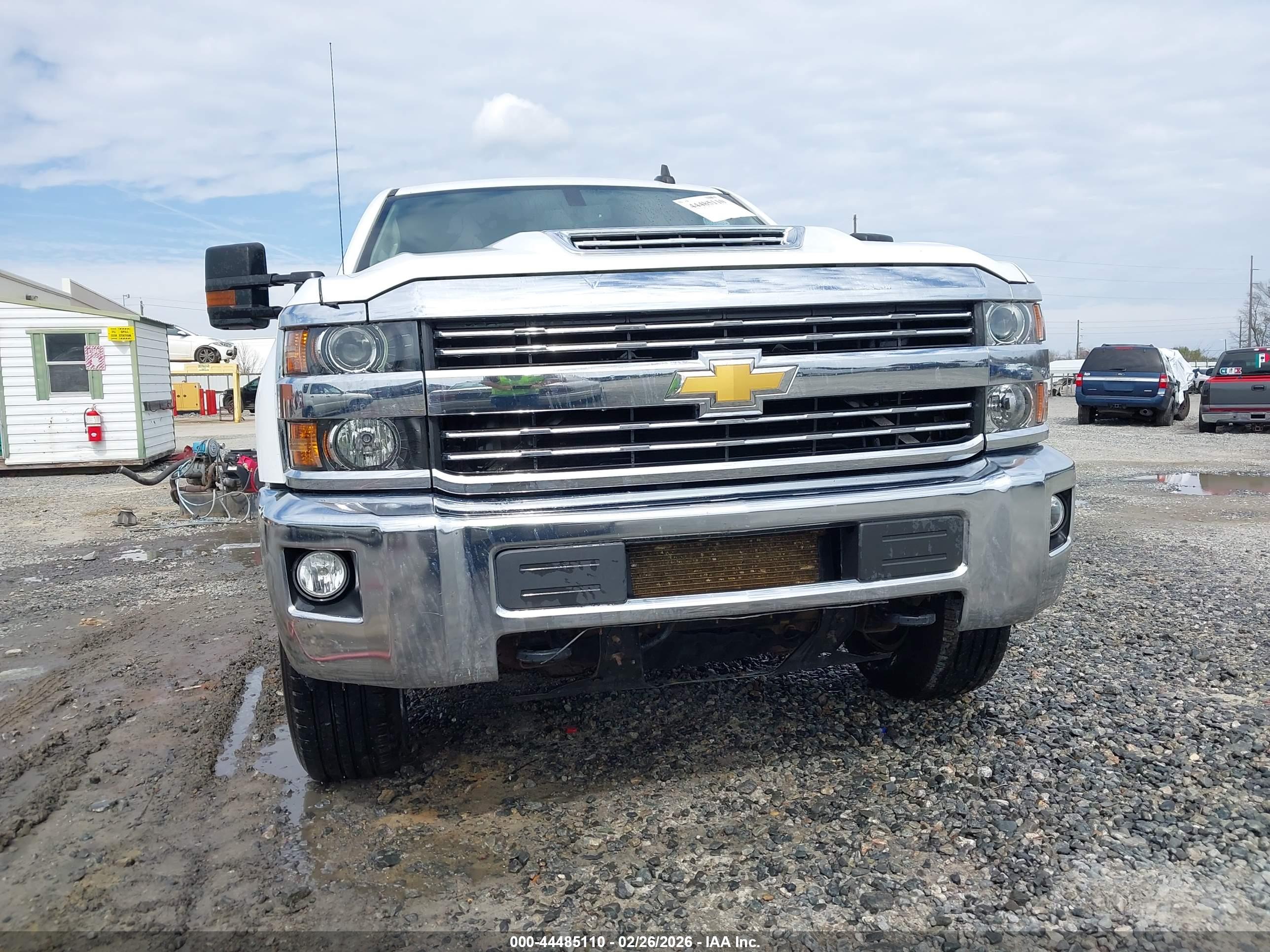 CHEVROLET SILVERADO image 6