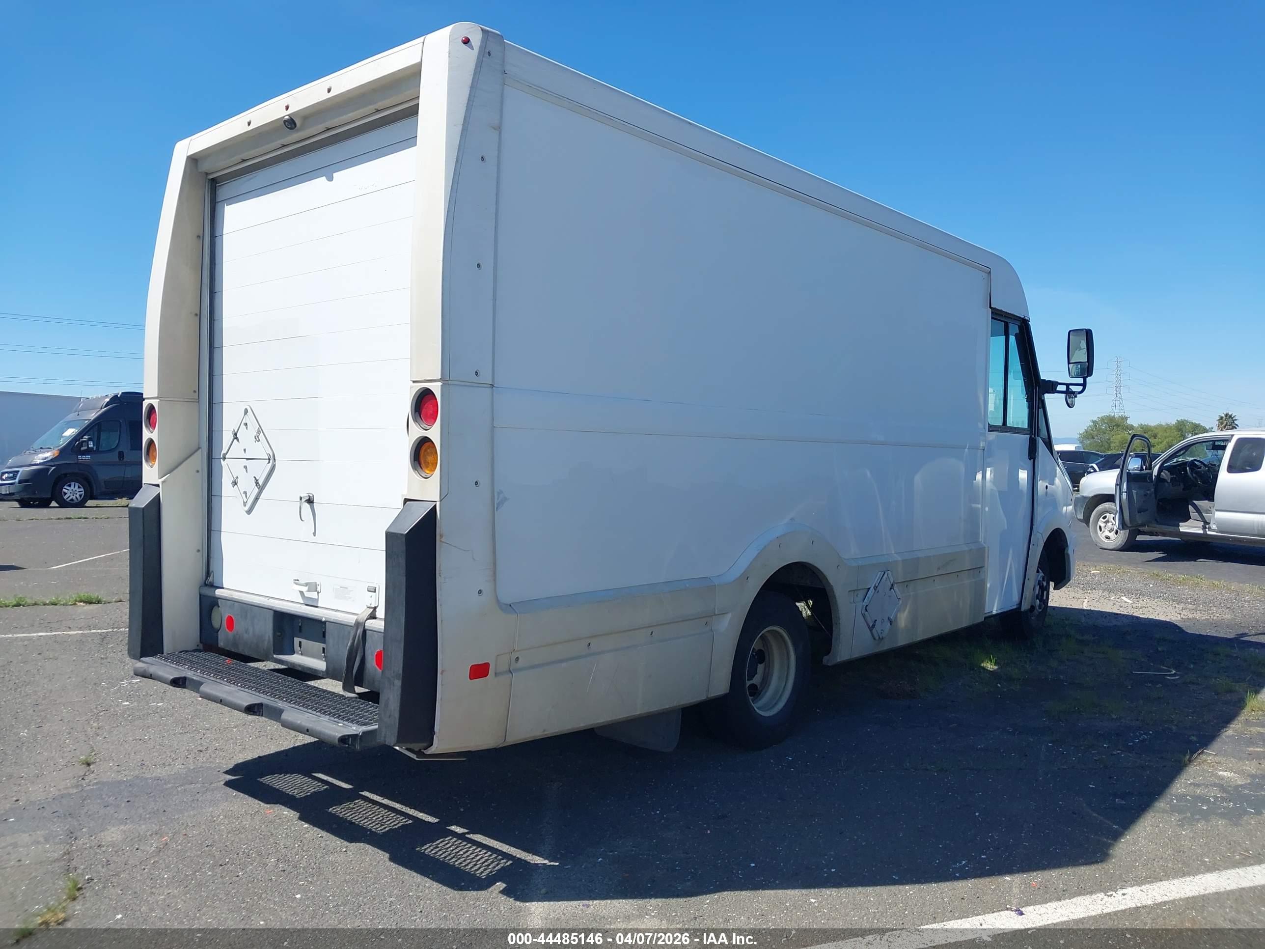 ISUZU NPR image 4