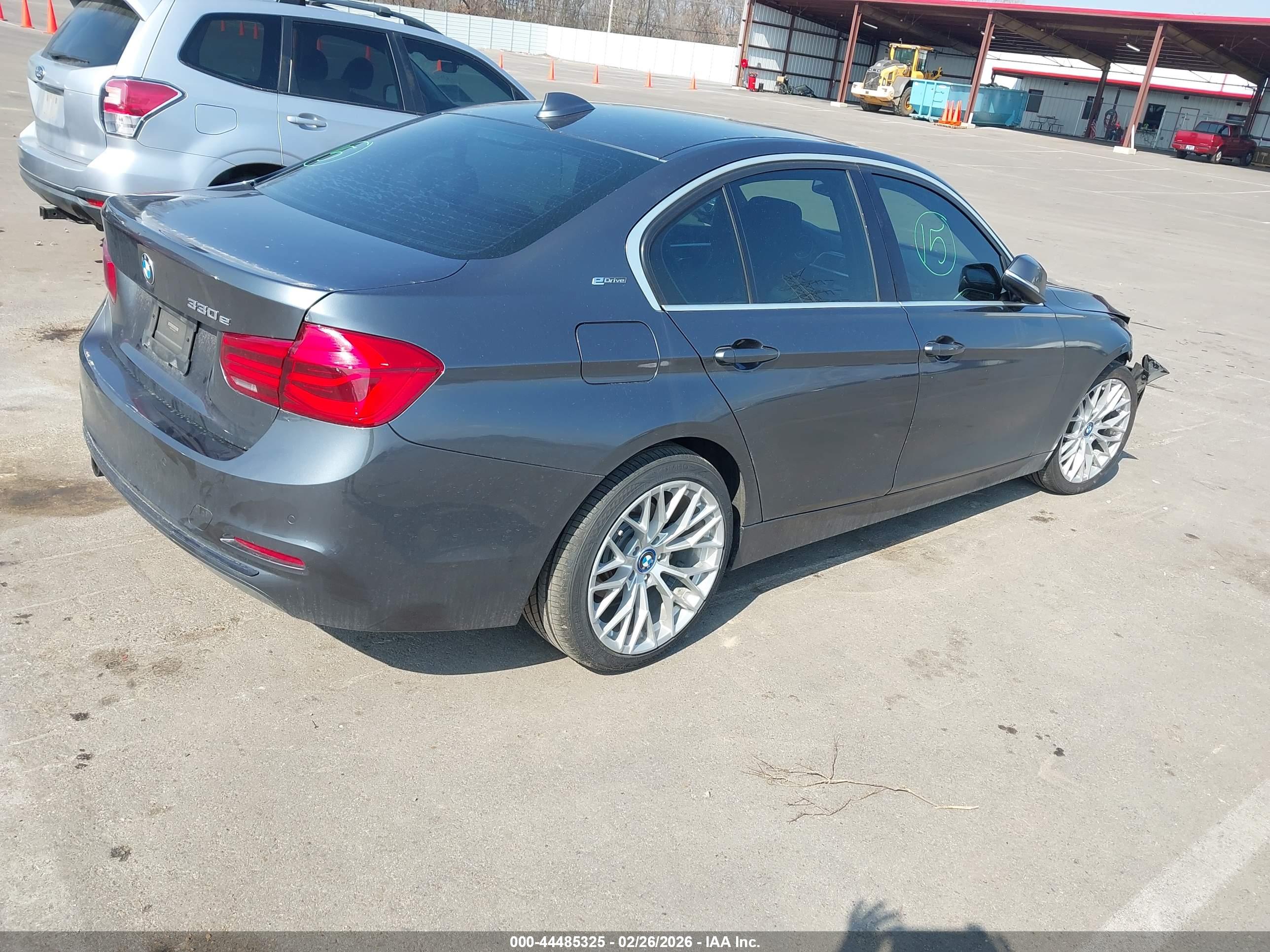 BMW 330E image 4