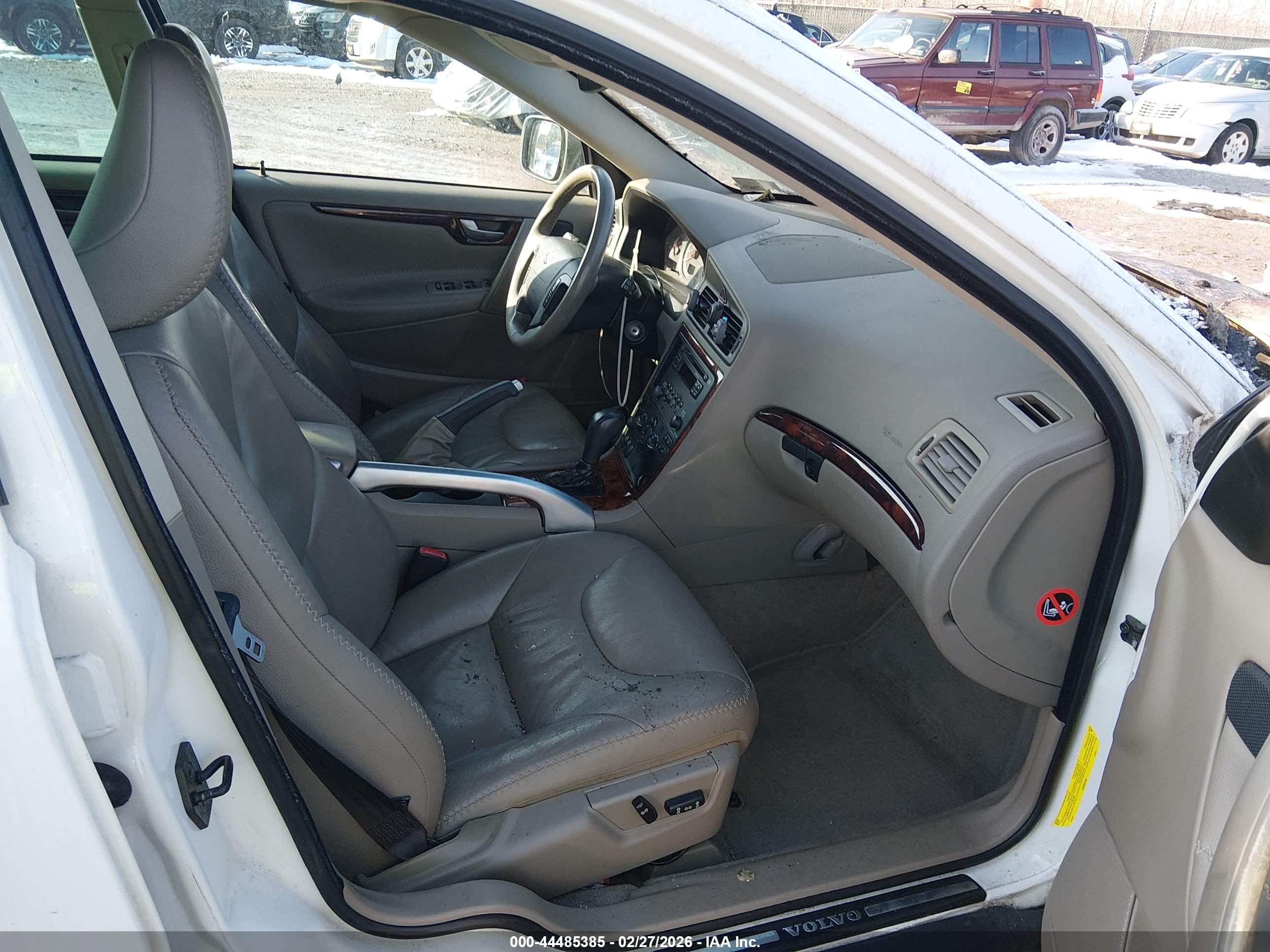 VOLVO XC70 image 5