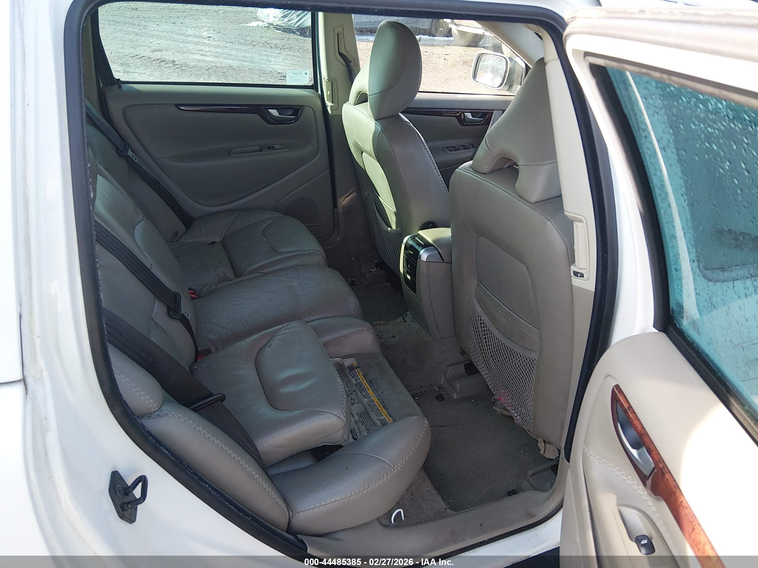 VOLVO XC70 image 8