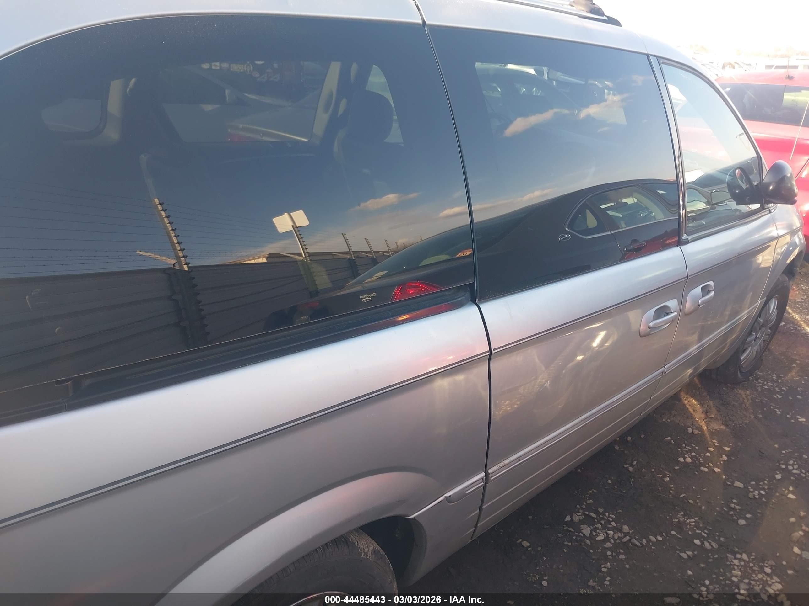 CHRYSLER TOWN image 4