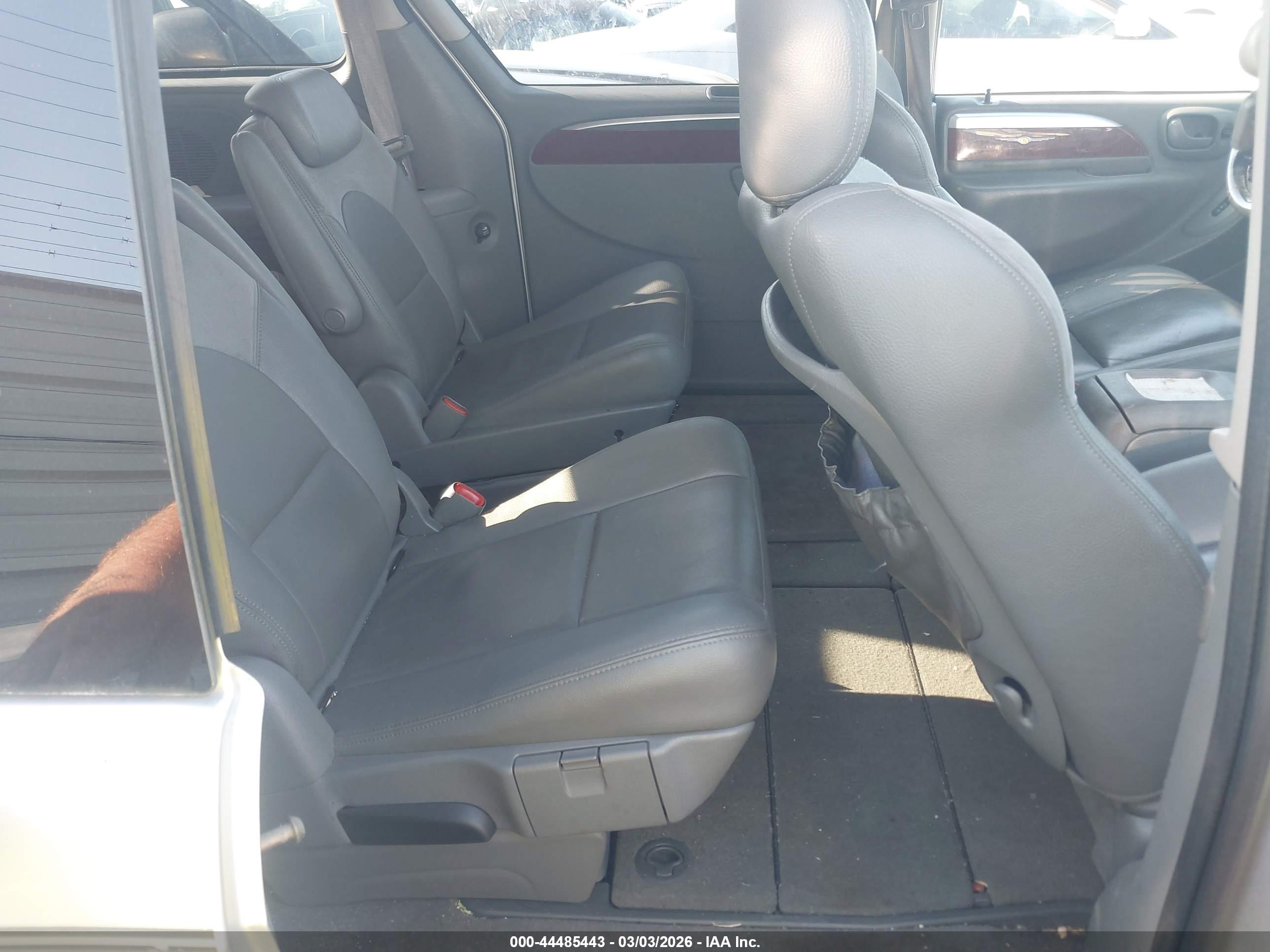 CHRYSLER TOWN image 8