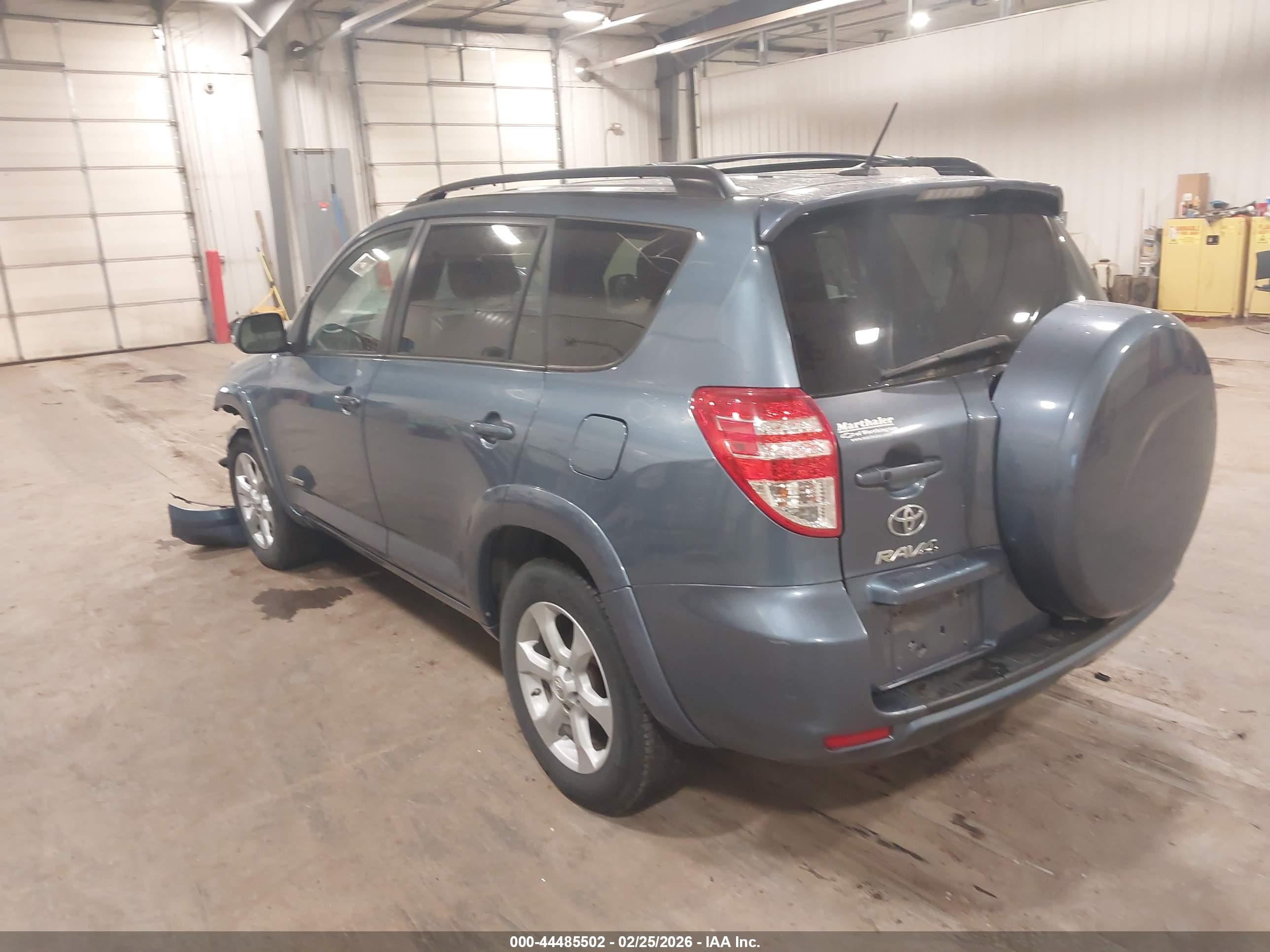 TOYOTA RAV4 image 3