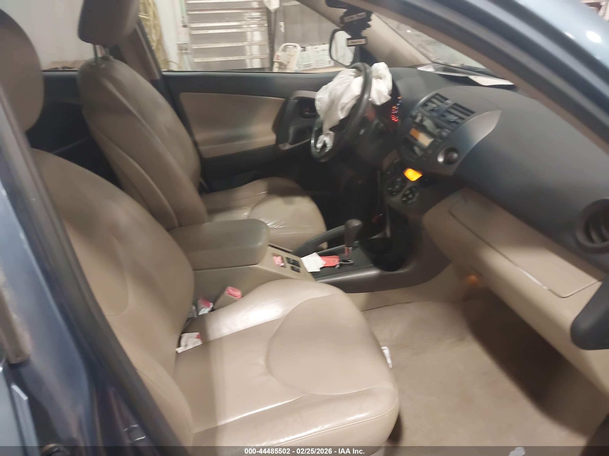 TOYOTA RAV4 image 5