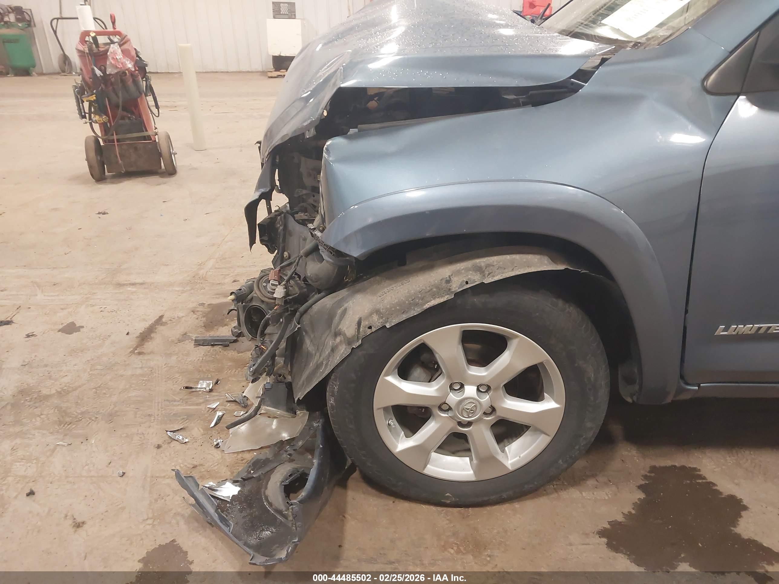 TOYOTA RAV4 image 6