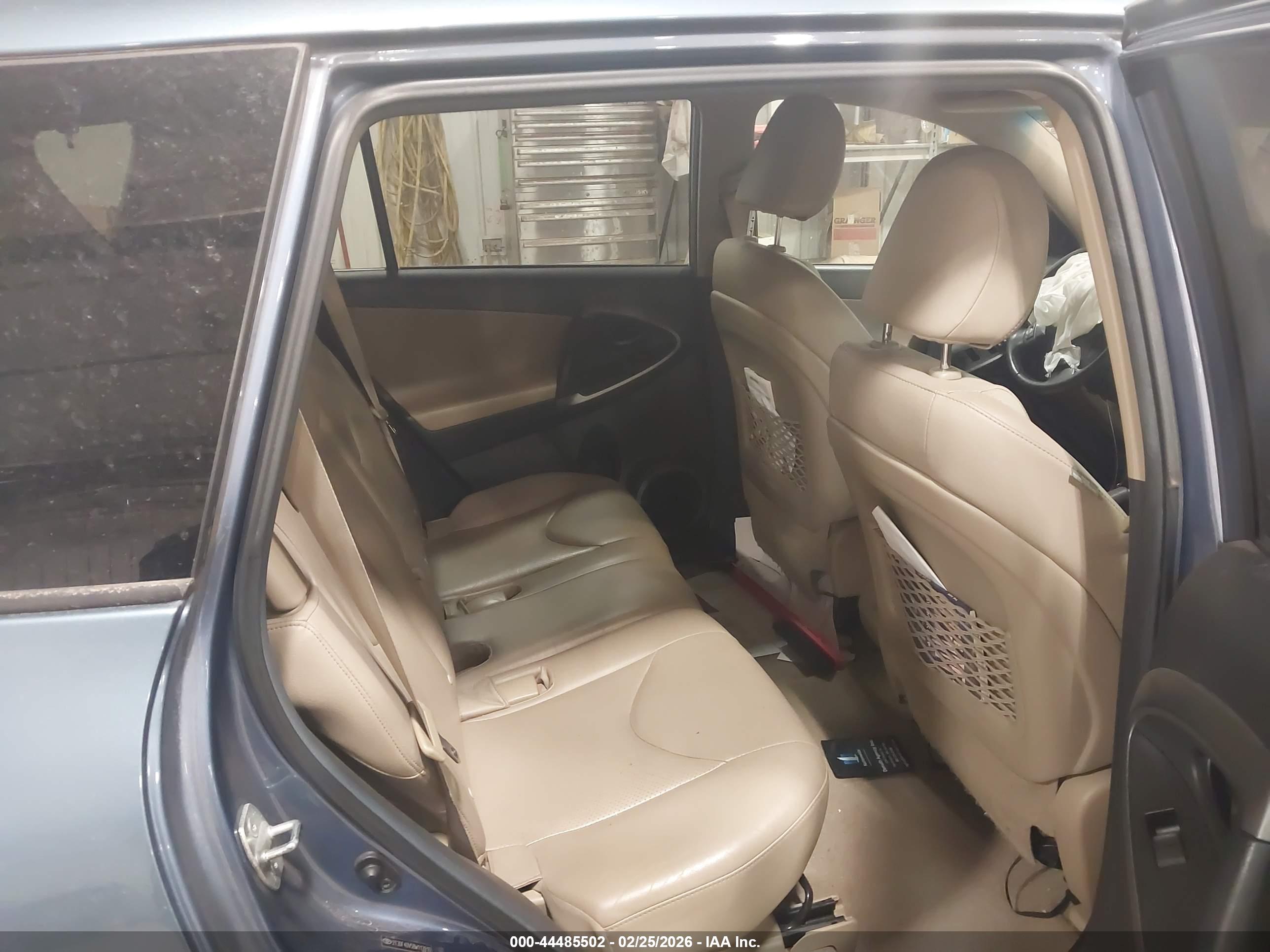 TOYOTA RAV4 image 8