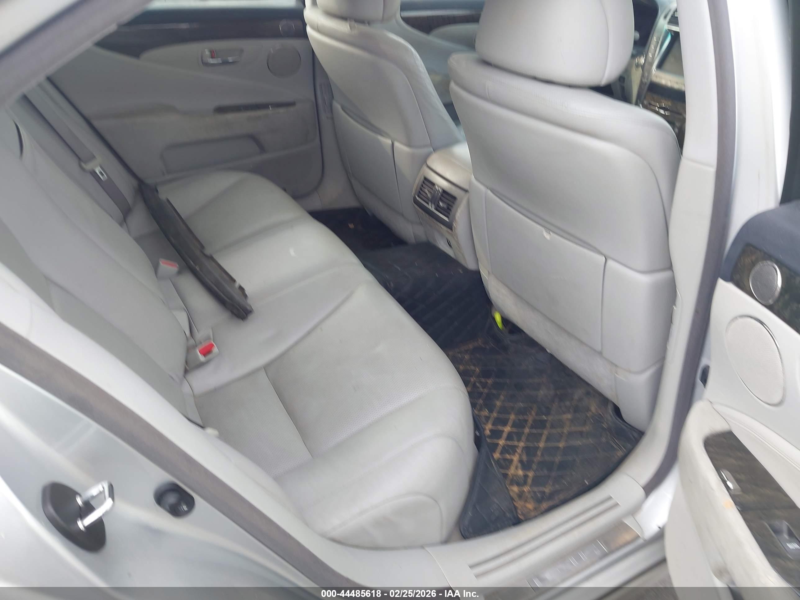 LEXUS LS image 8