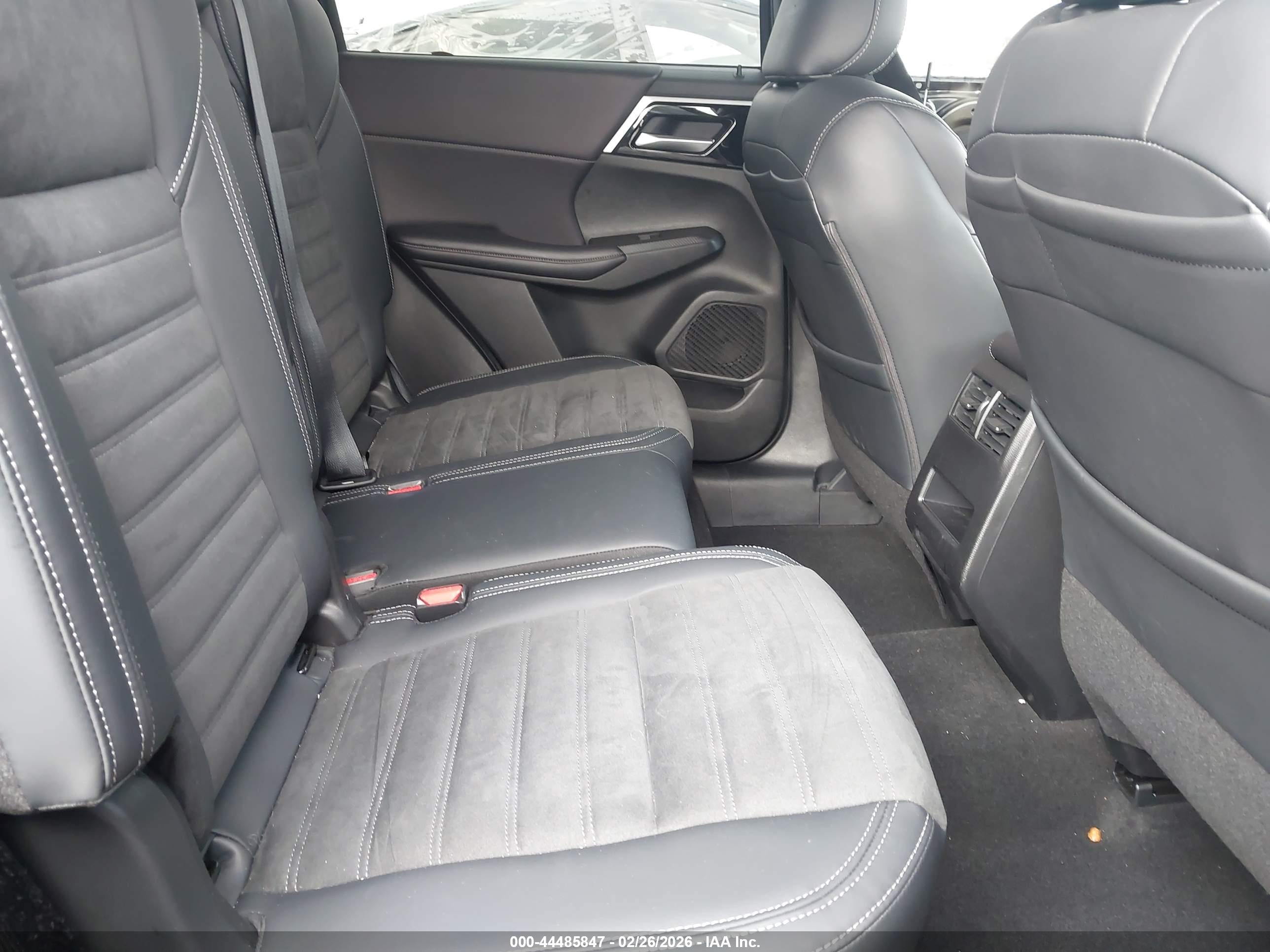MITSUBISHI OUTLANDER image 8