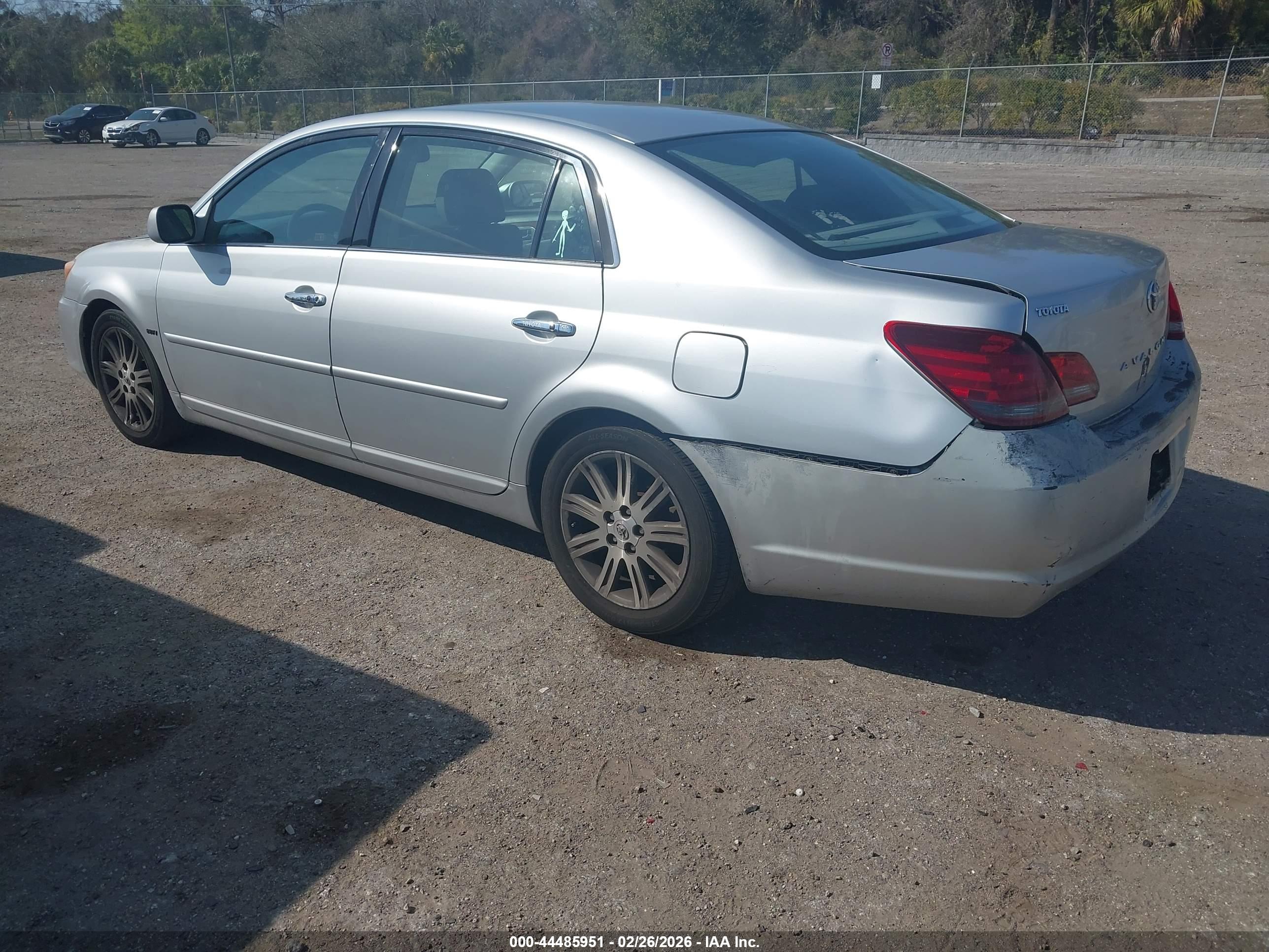 TOYOTA AVALON image 3