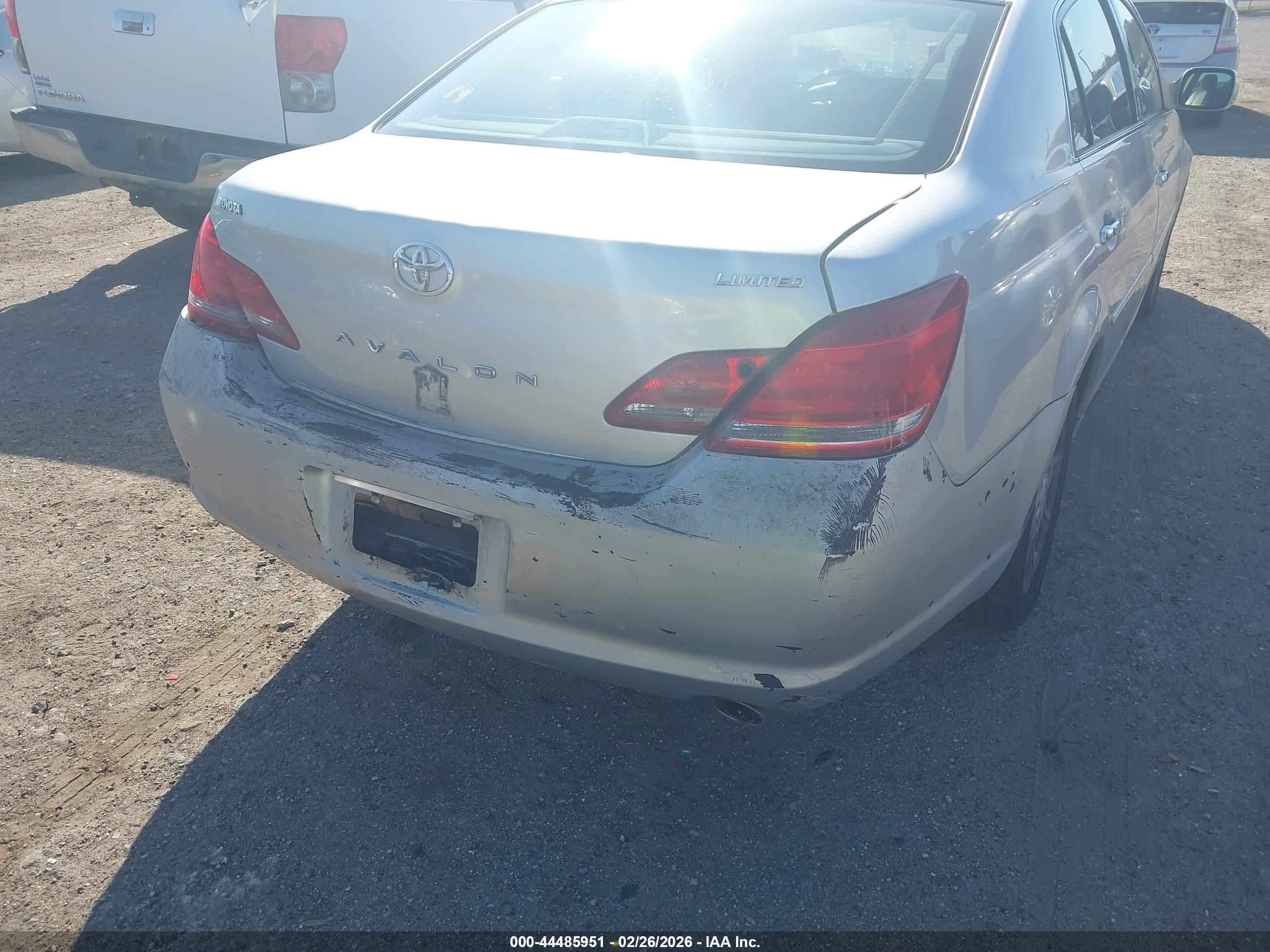 TOYOTA AVALON image 6