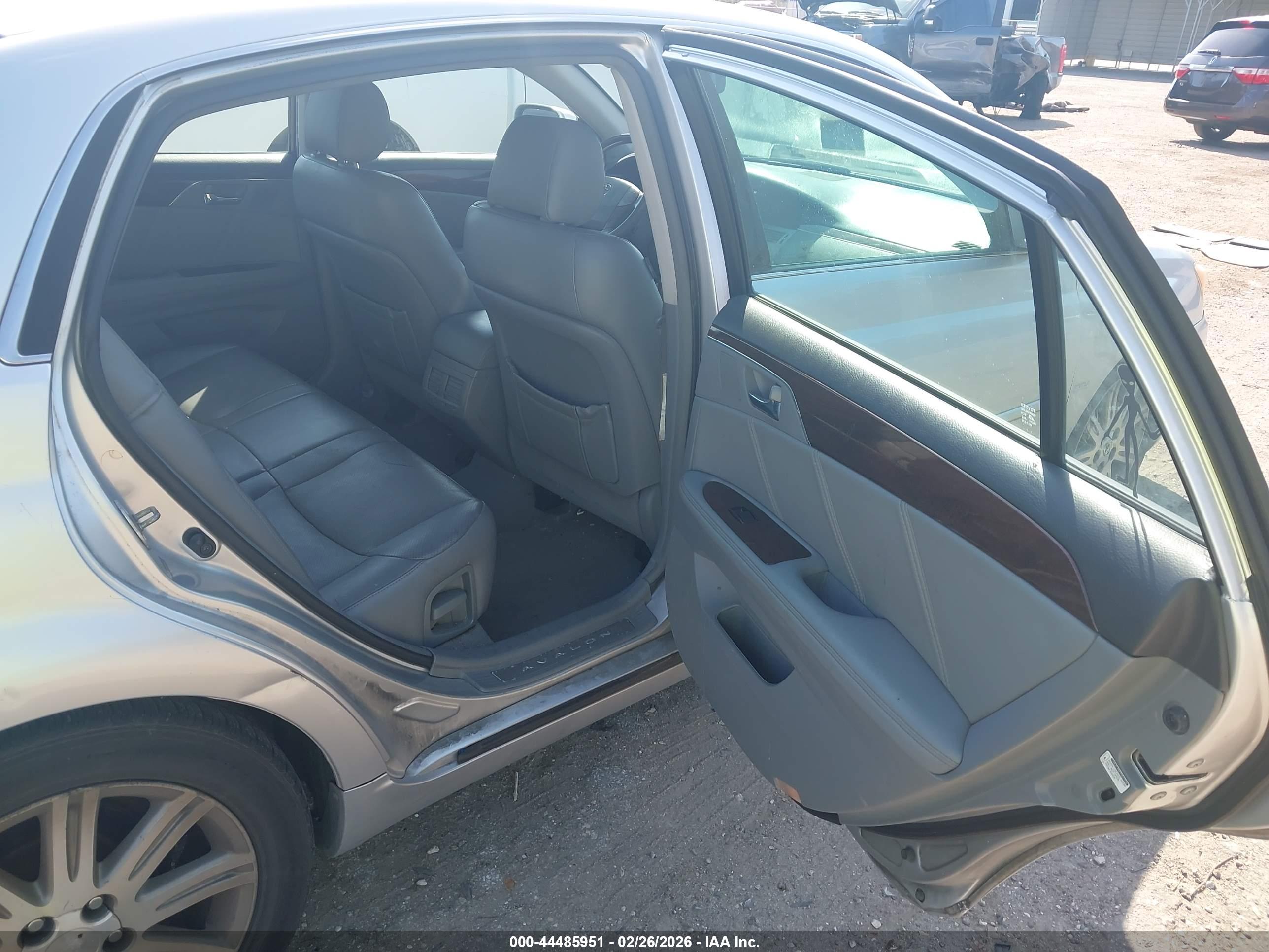TOYOTA AVALON image 8