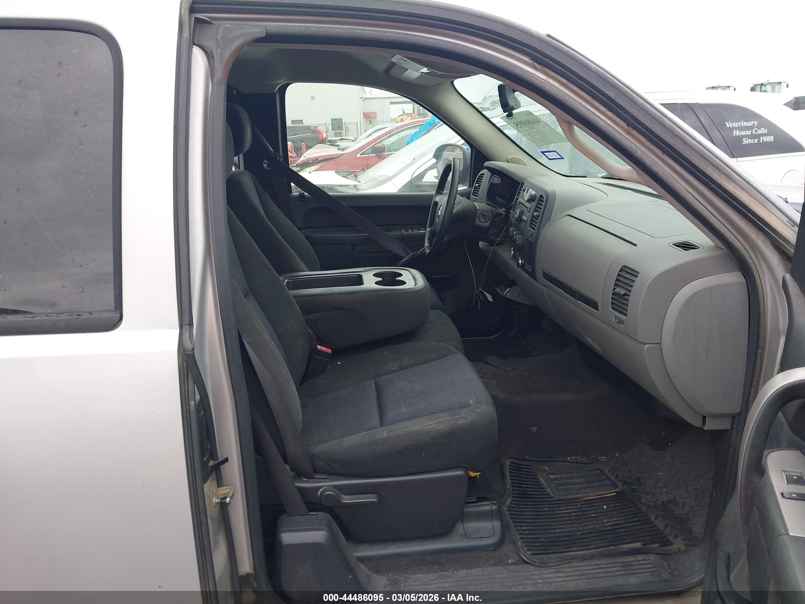 CHEVROLET SILVERADO image 5