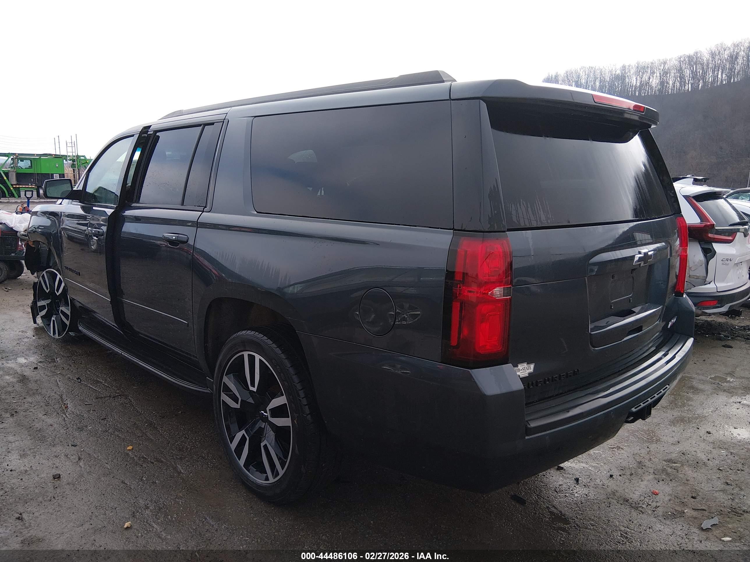 CHEVROLET SUBURBAN image 3