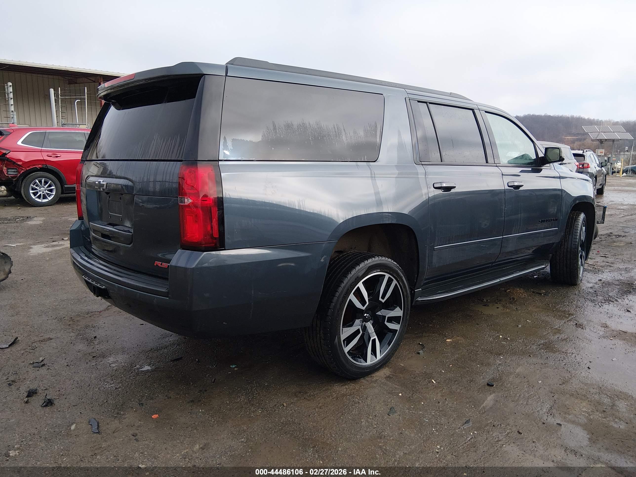 CHEVROLET SUBURBAN image 4