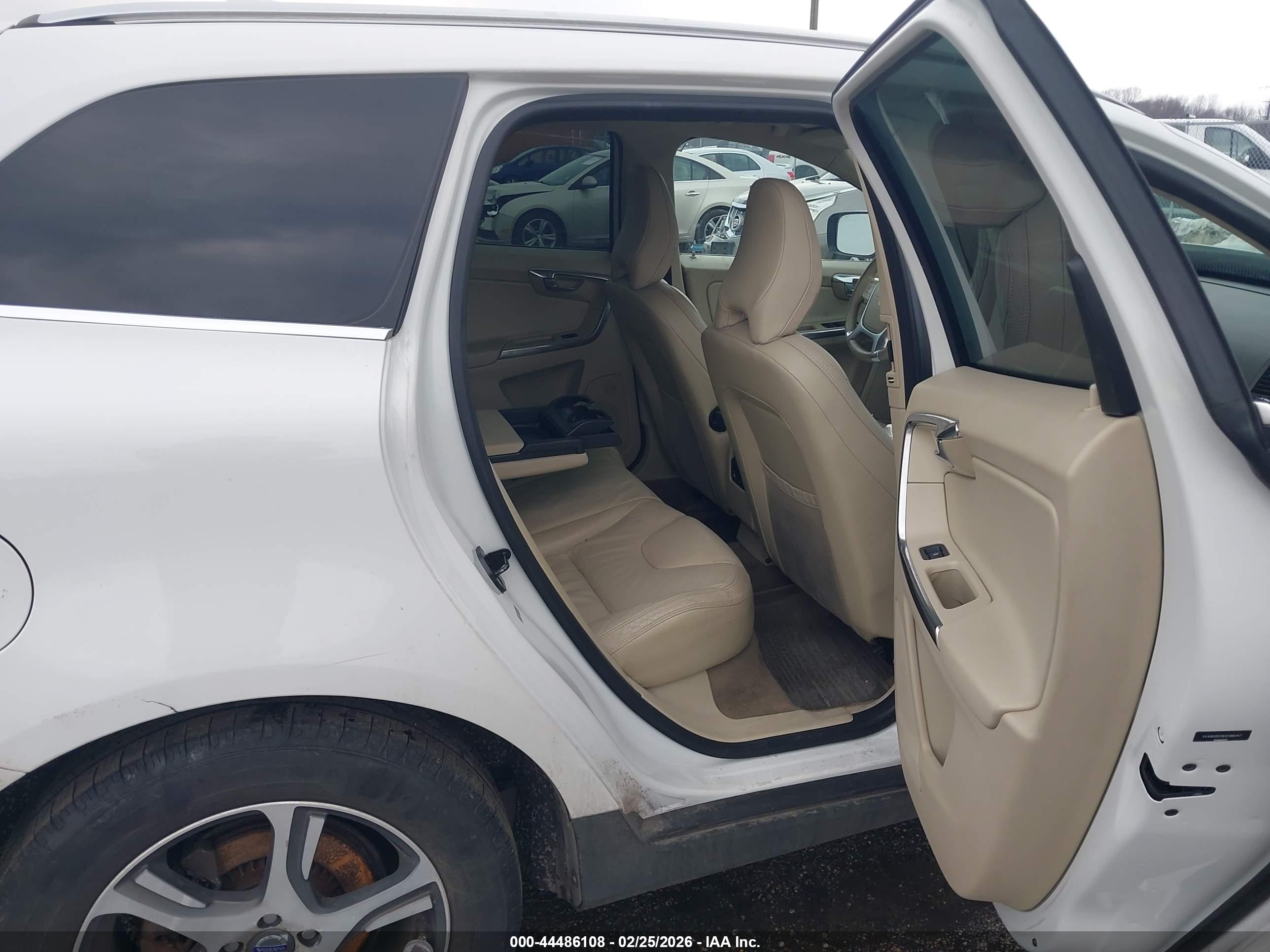 VOLVO XC60 image 8