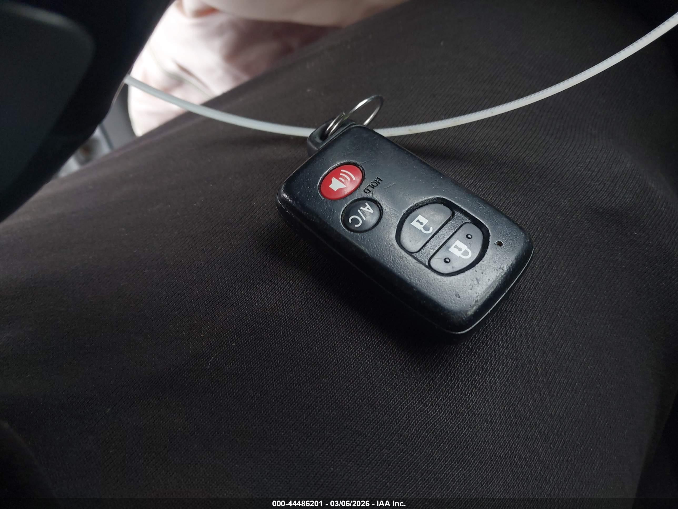 TOYOTA PRIUS image 11