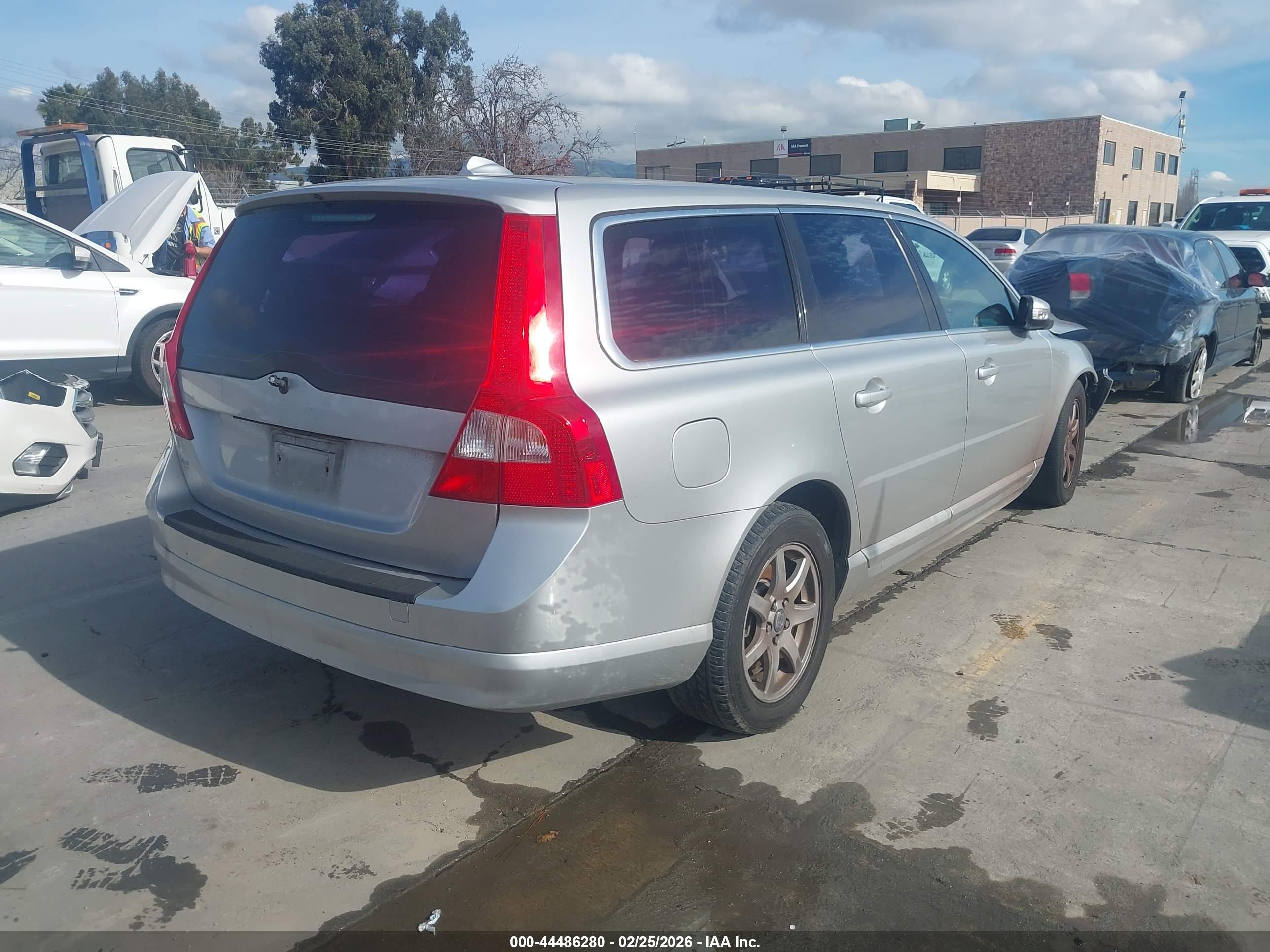 VOLVO V70 image 4