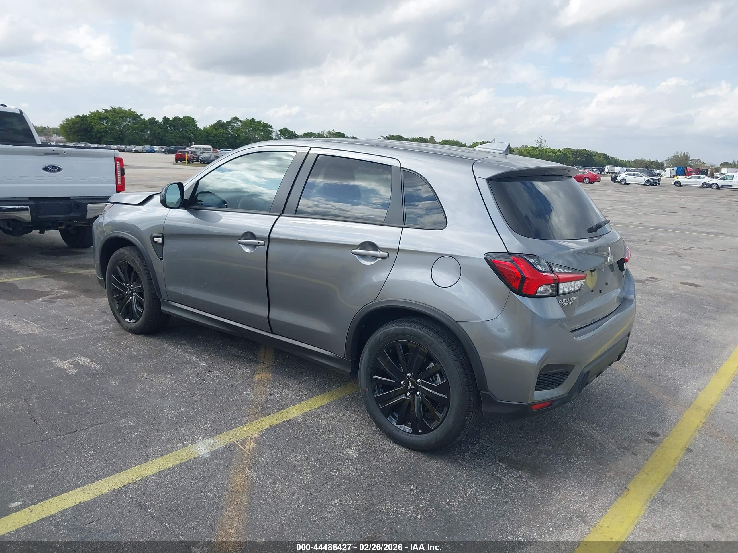 MITSUBISHI OUTLANDER image 3