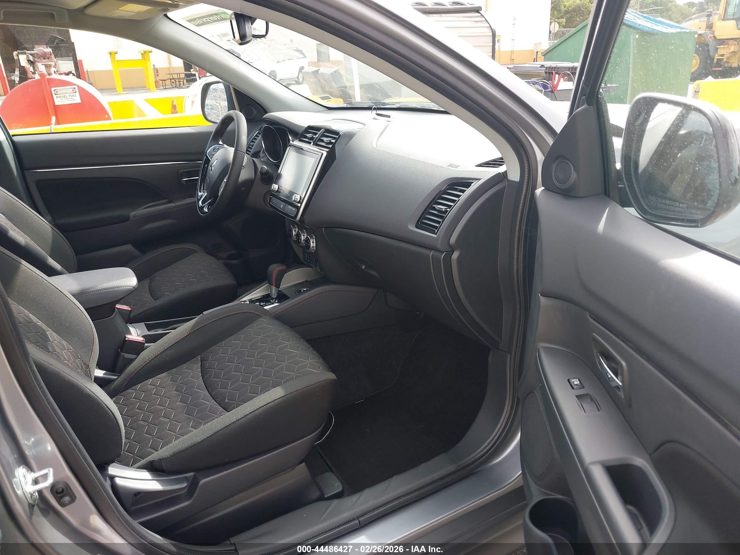 MITSUBISHI OUTLANDER image 5