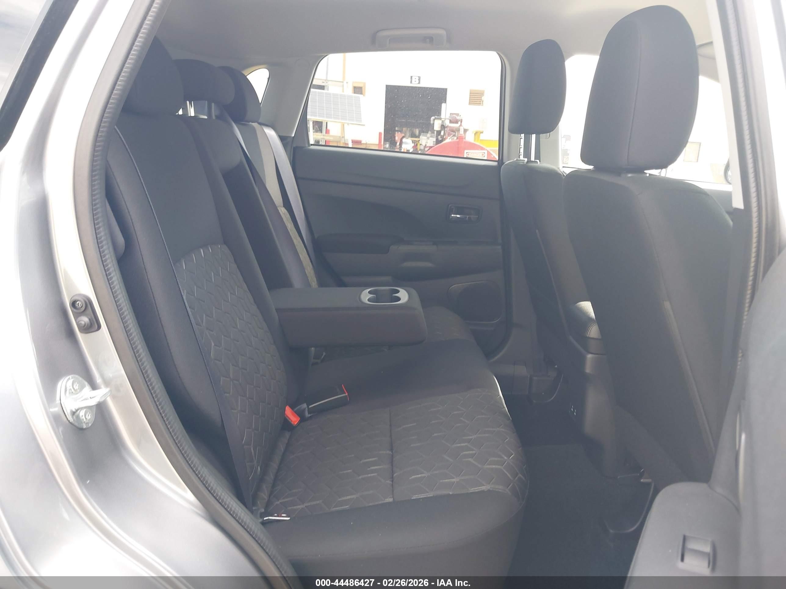MITSUBISHI OUTLANDER image 8