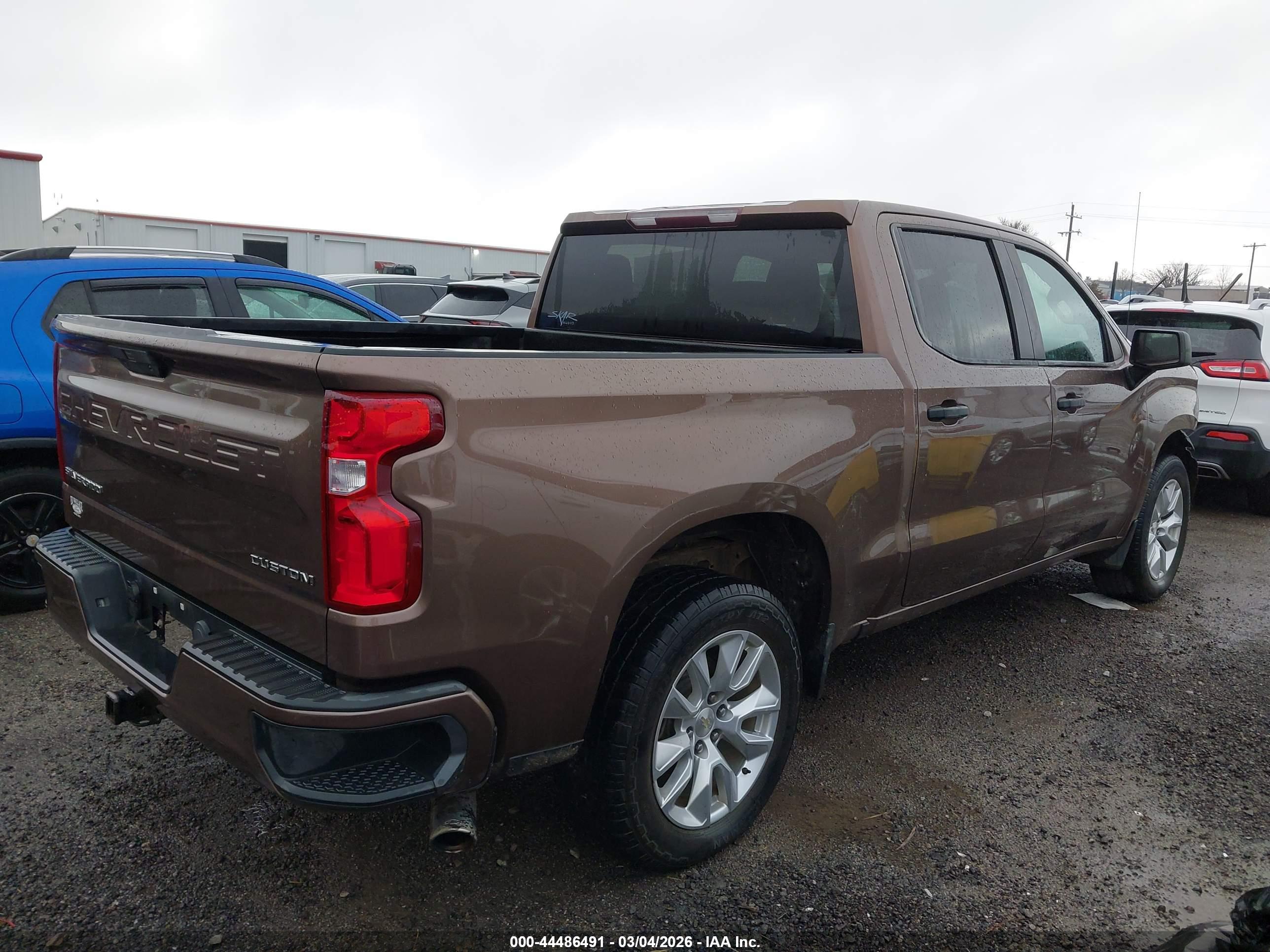 CHEVROLET SILVERADO image 4