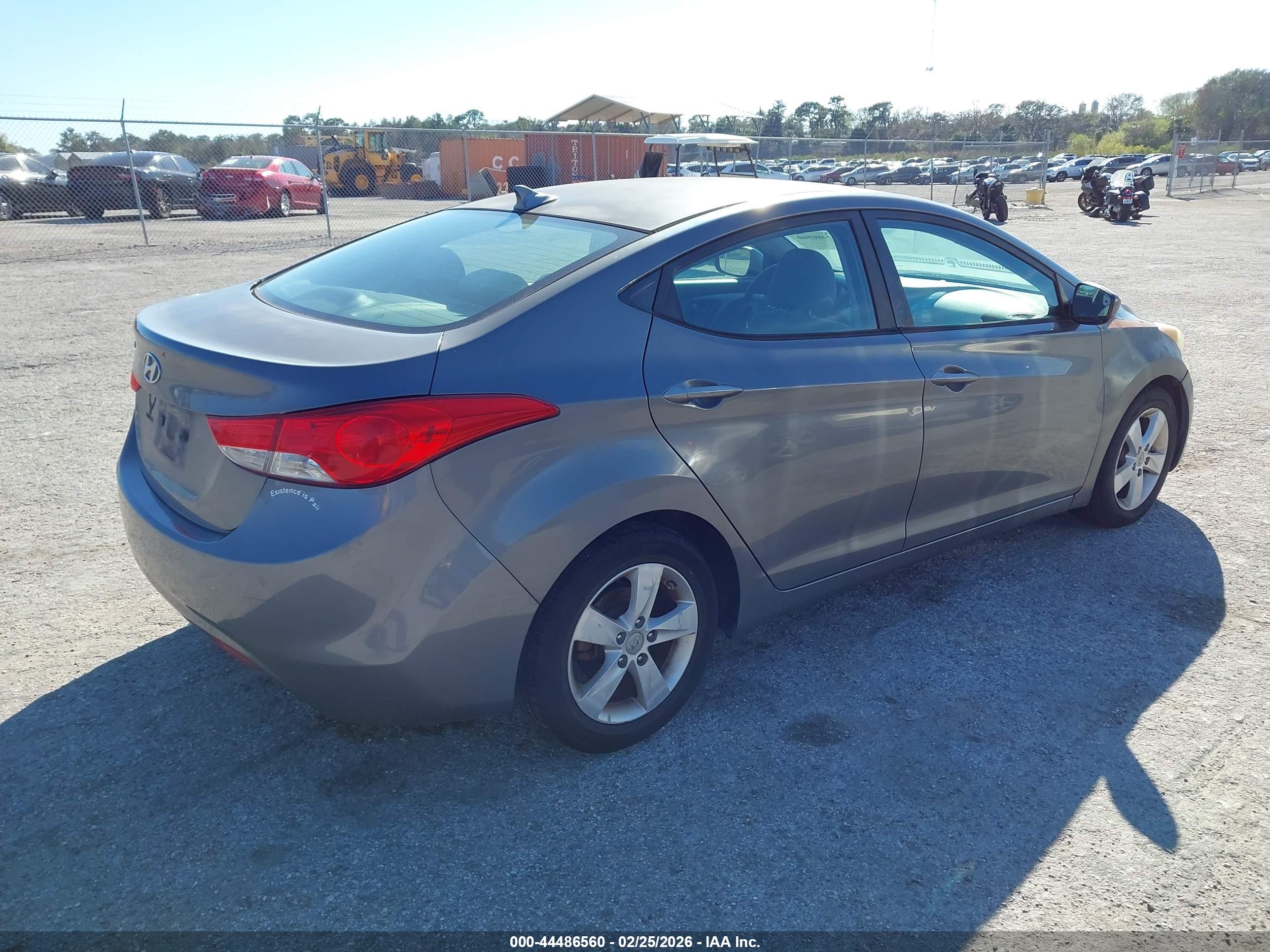 HYUNDAI ELANTRA image 4