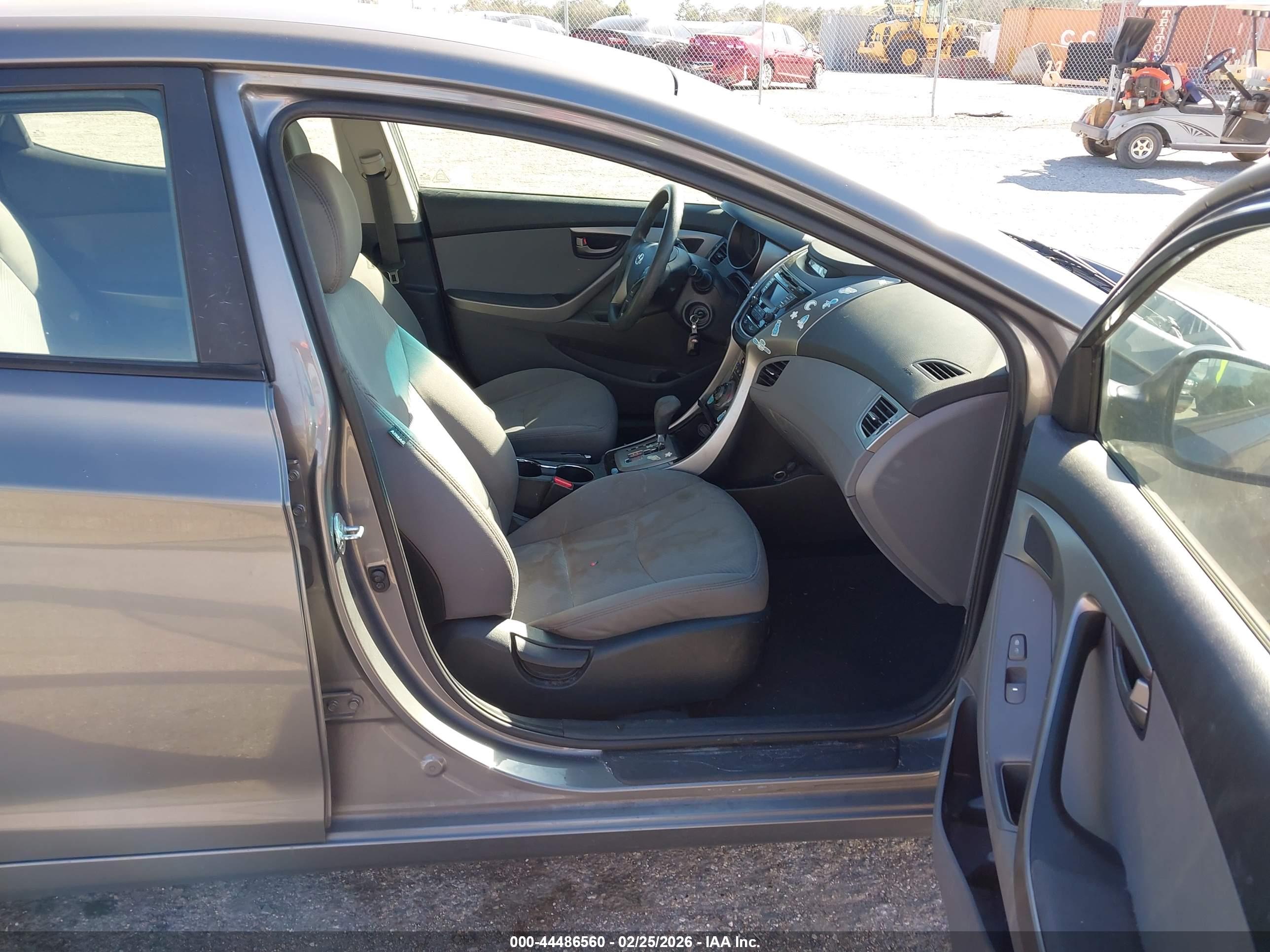 HYUNDAI ELANTRA image 5