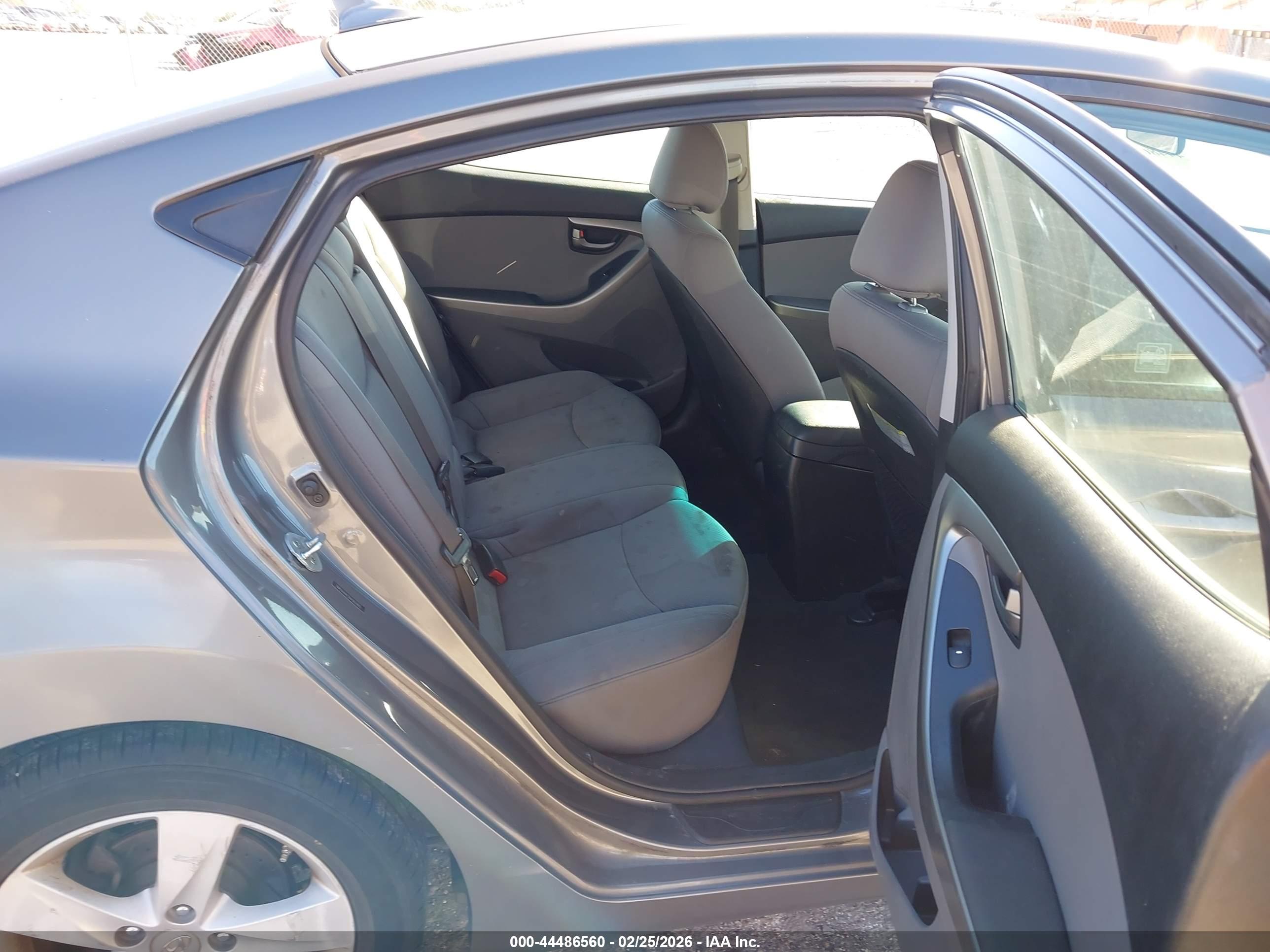 HYUNDAI ELANTRA image 8