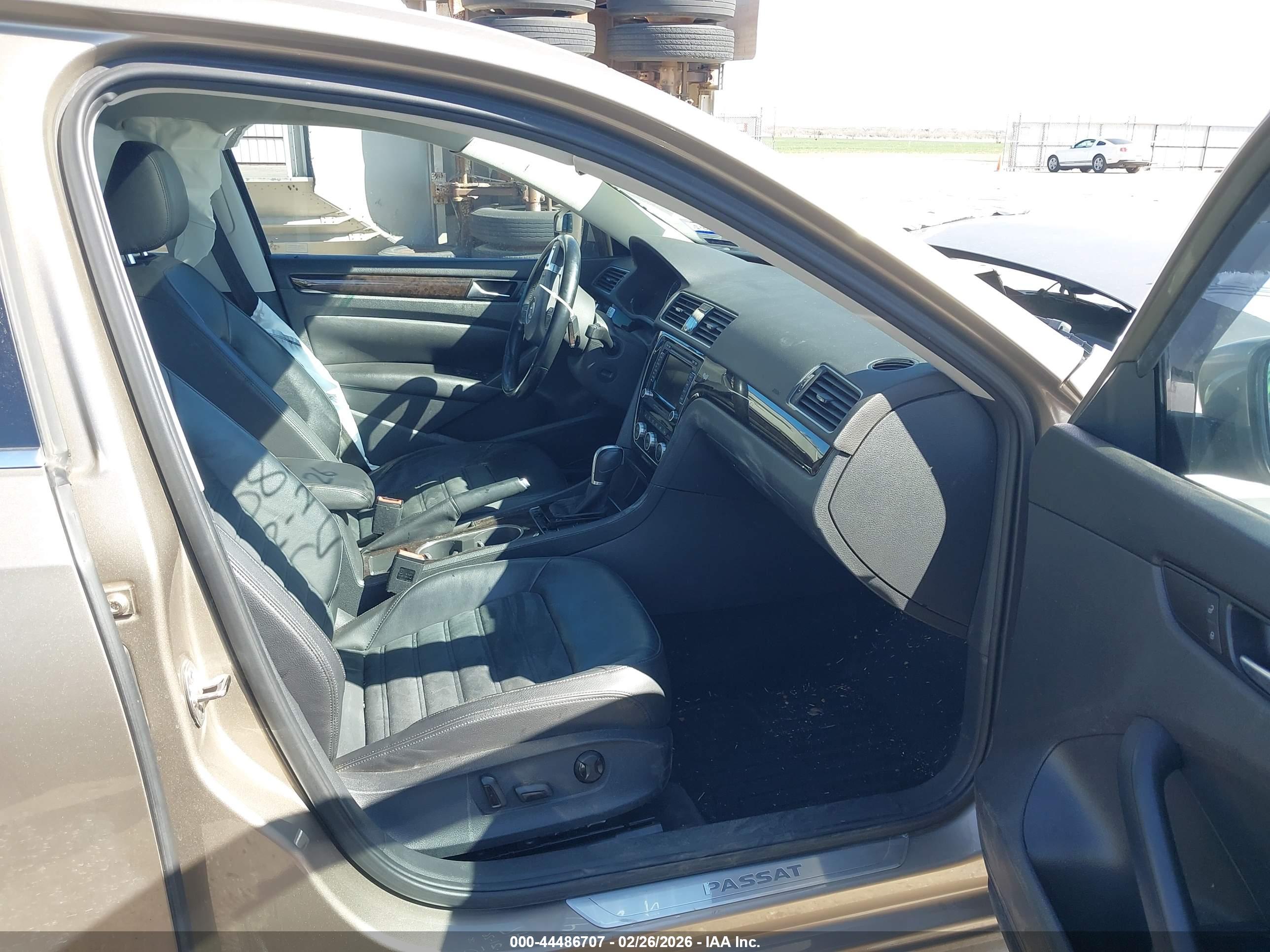 VOLKSWAGEN PASSAT image 5
