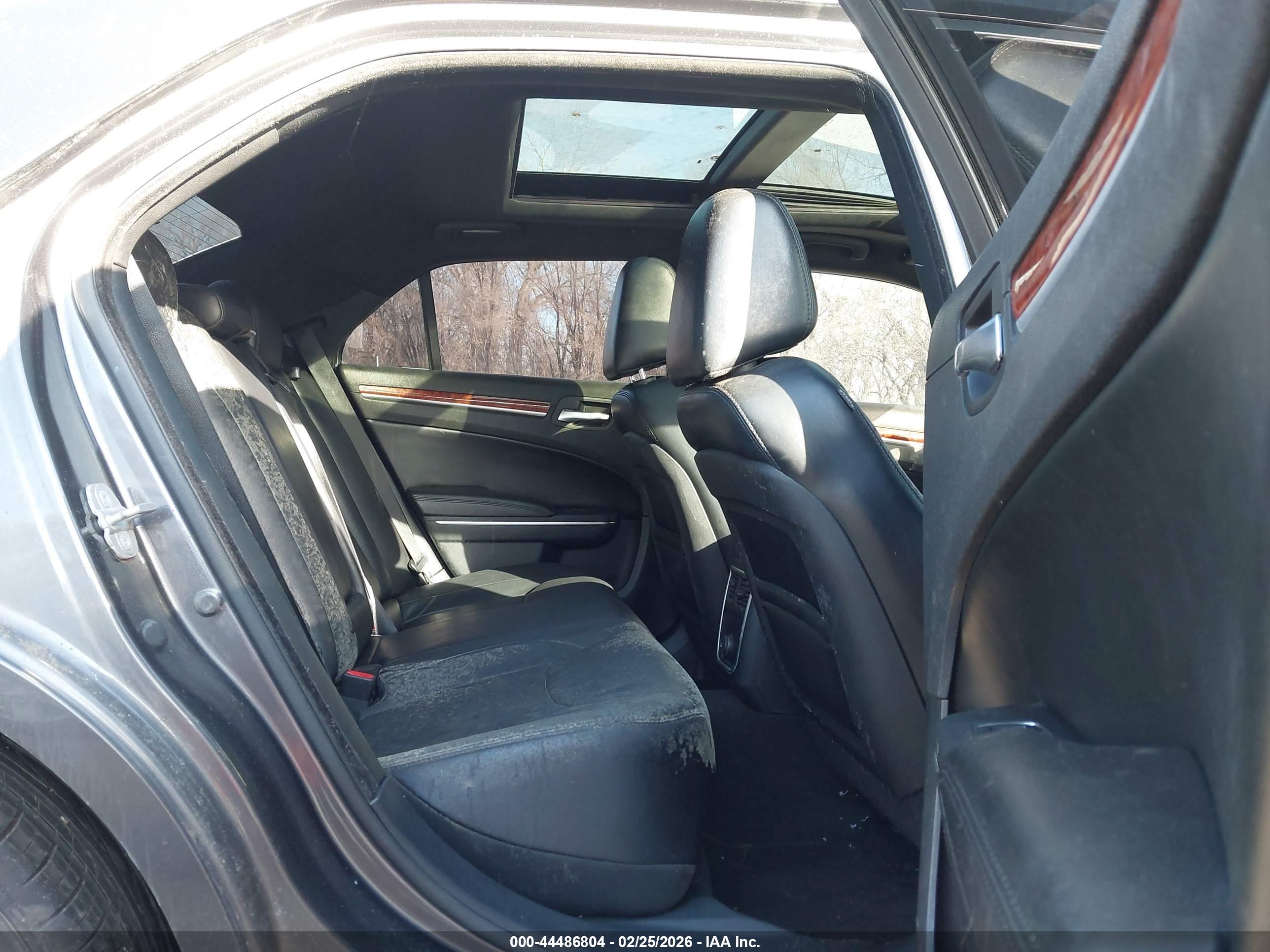 CHRYSLER 300 image 8