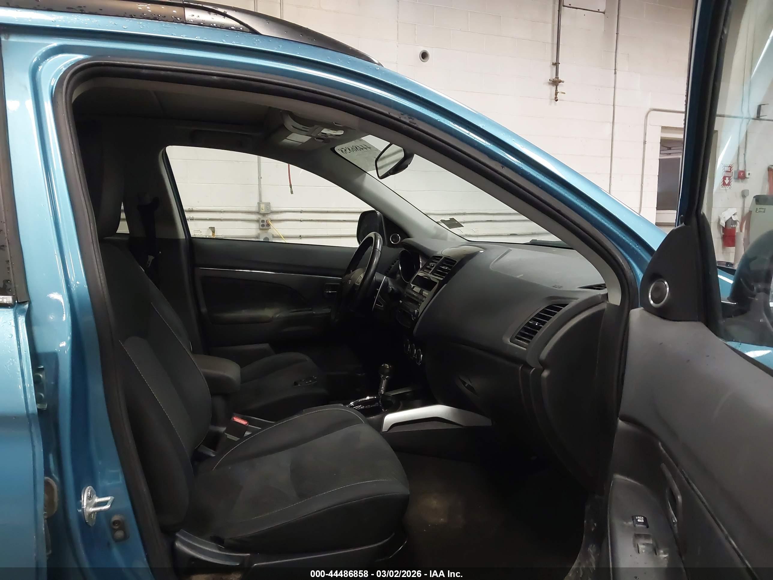 MITSUBISHI OUTLANDER image 5