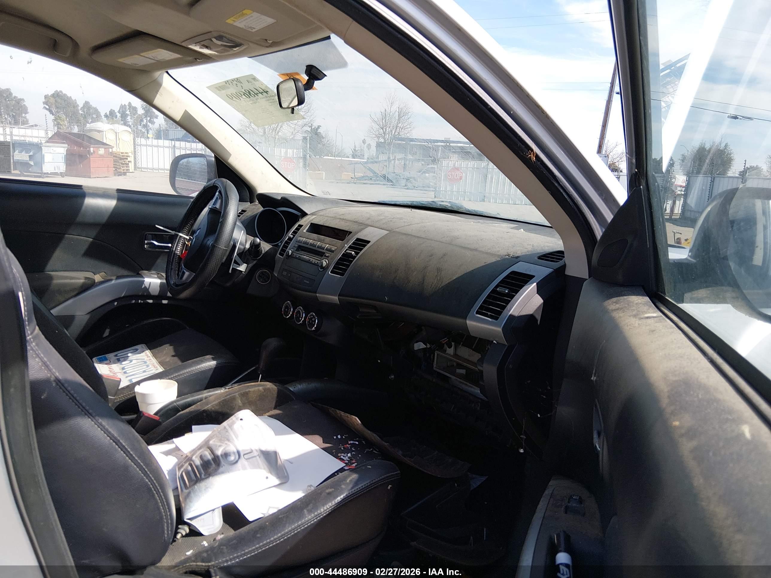MITSUBISHI OUTLANDER image 5