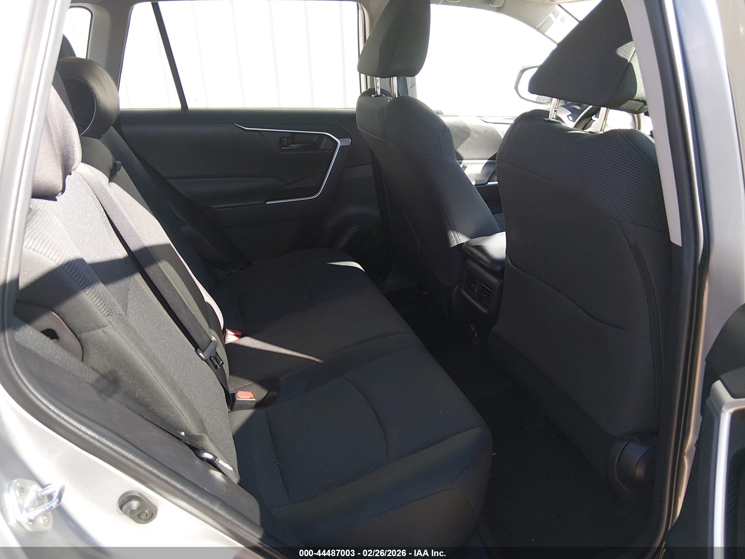 TOYOTA RAV4 image 8