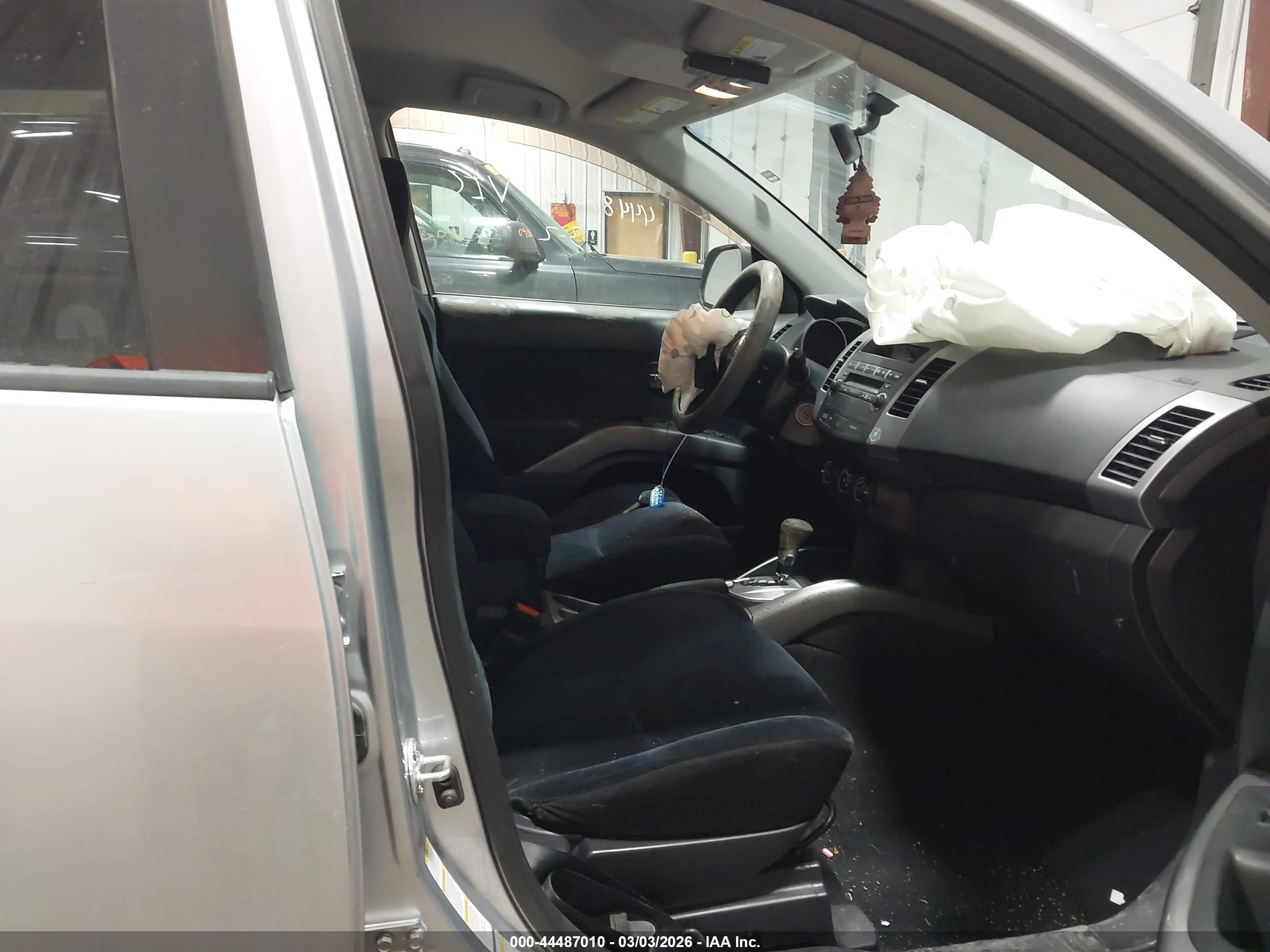 MITSUBISHI OUTLANDER image 5