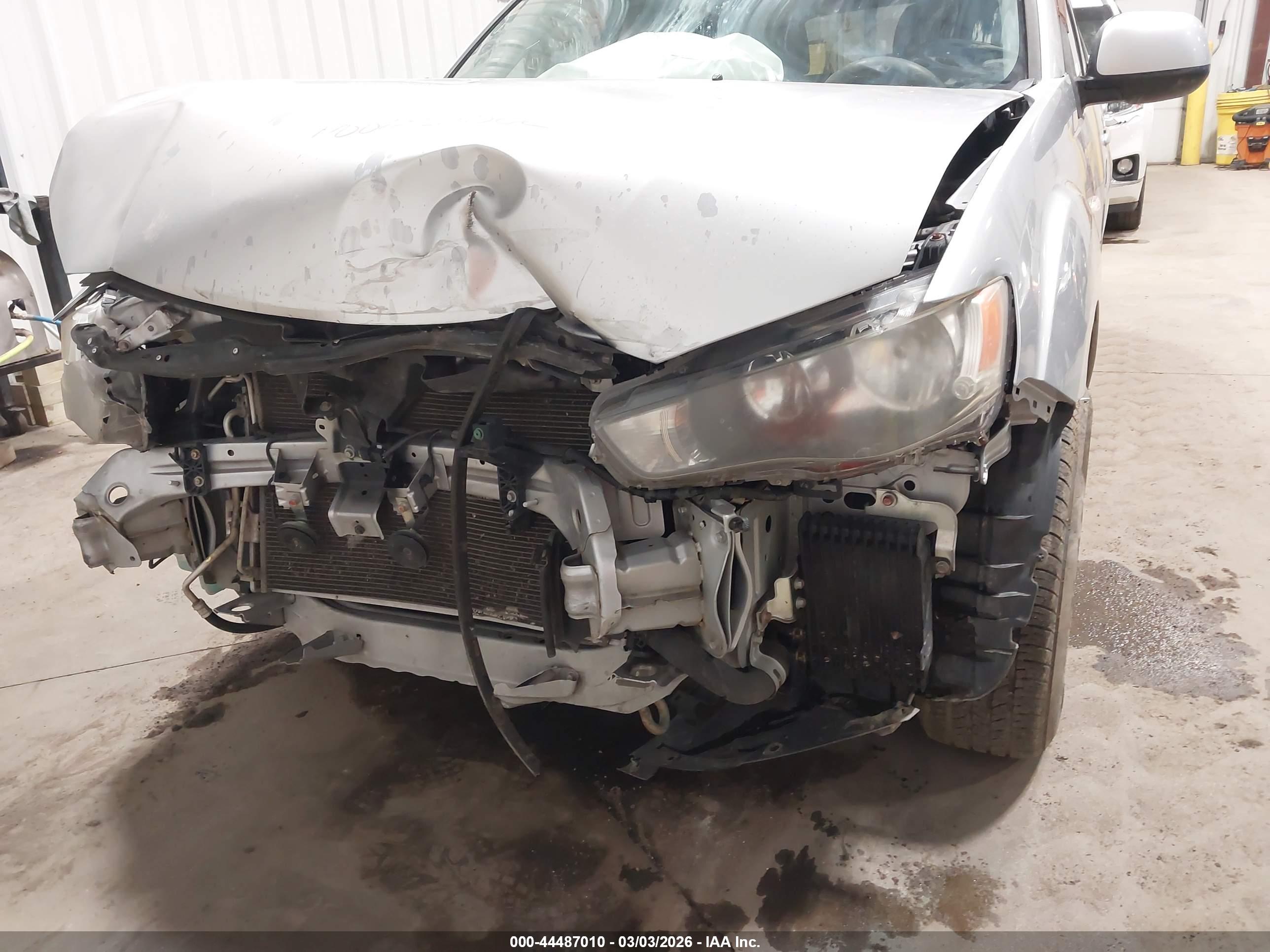 MITSUBISHI OUTLANDER image 6