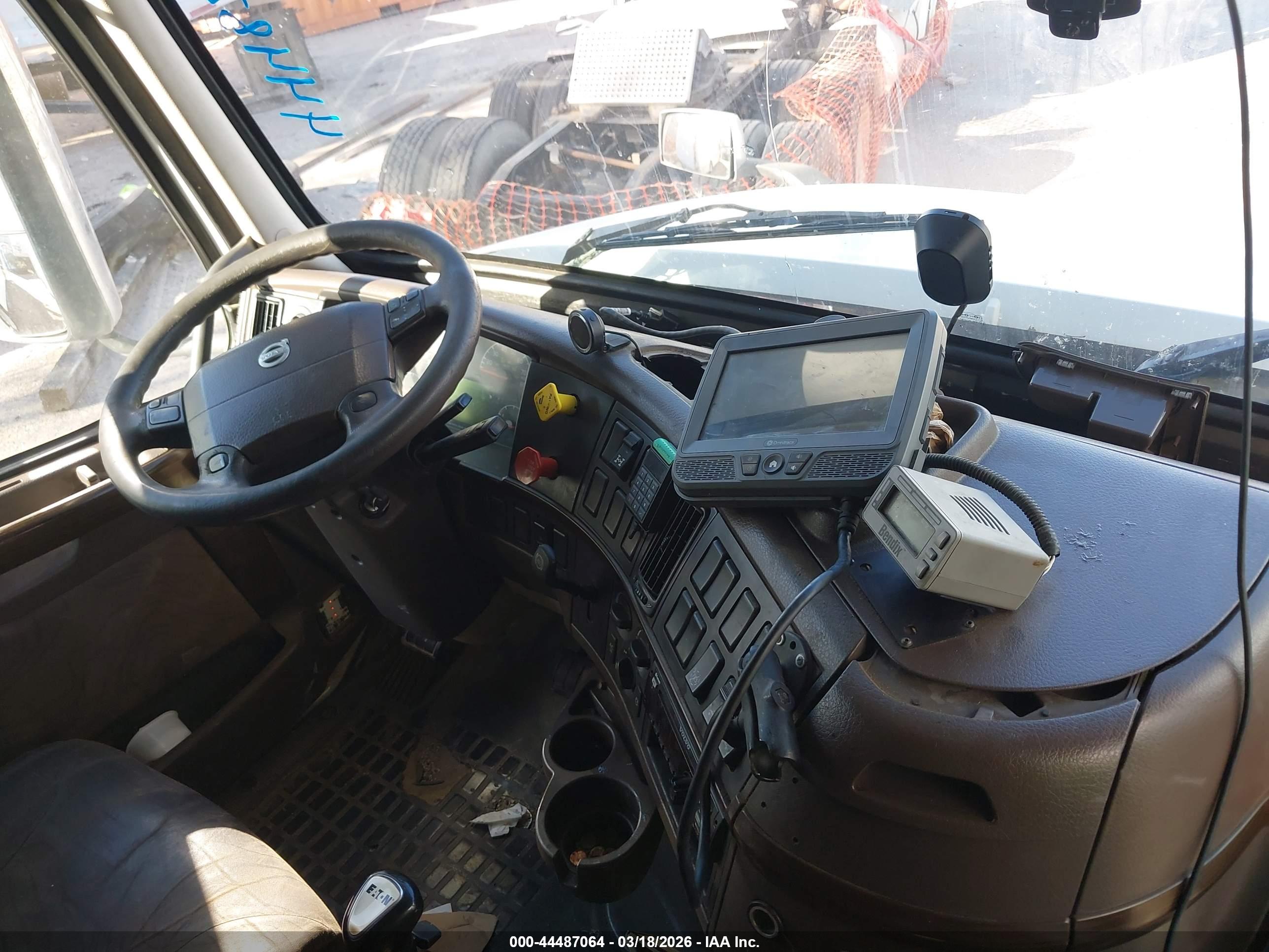 VOLVO VN image 7