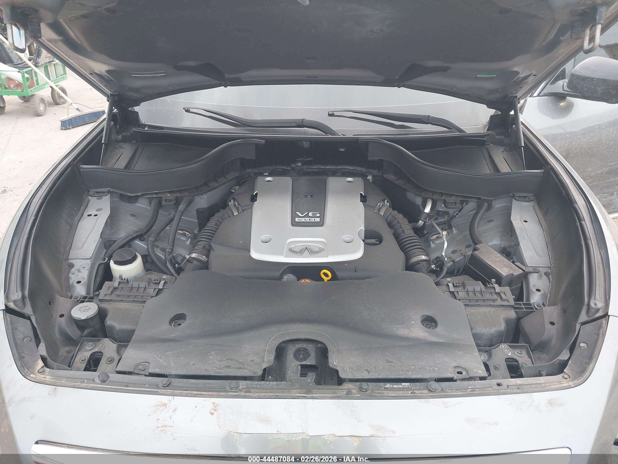 INFINITI QX70 image 10