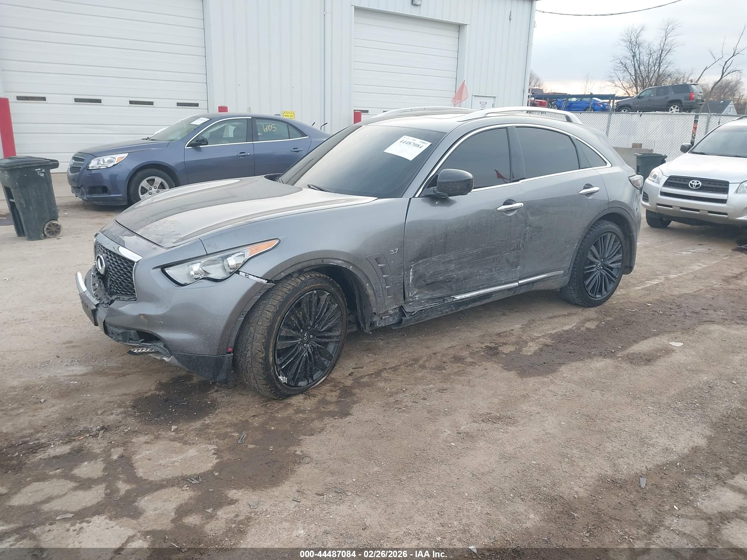 INFINITI QX70 image 2