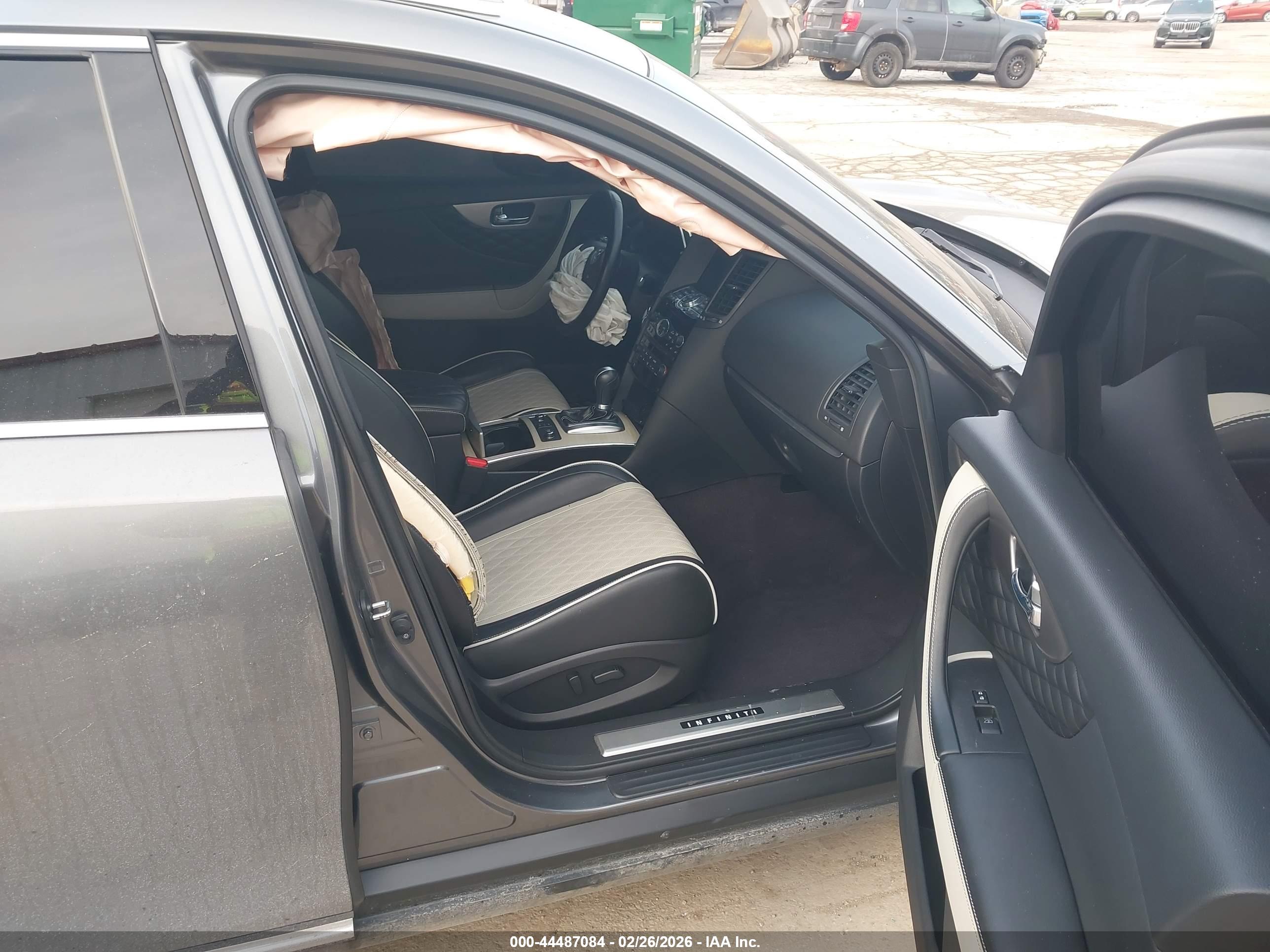 INFINITI QX70 image 5