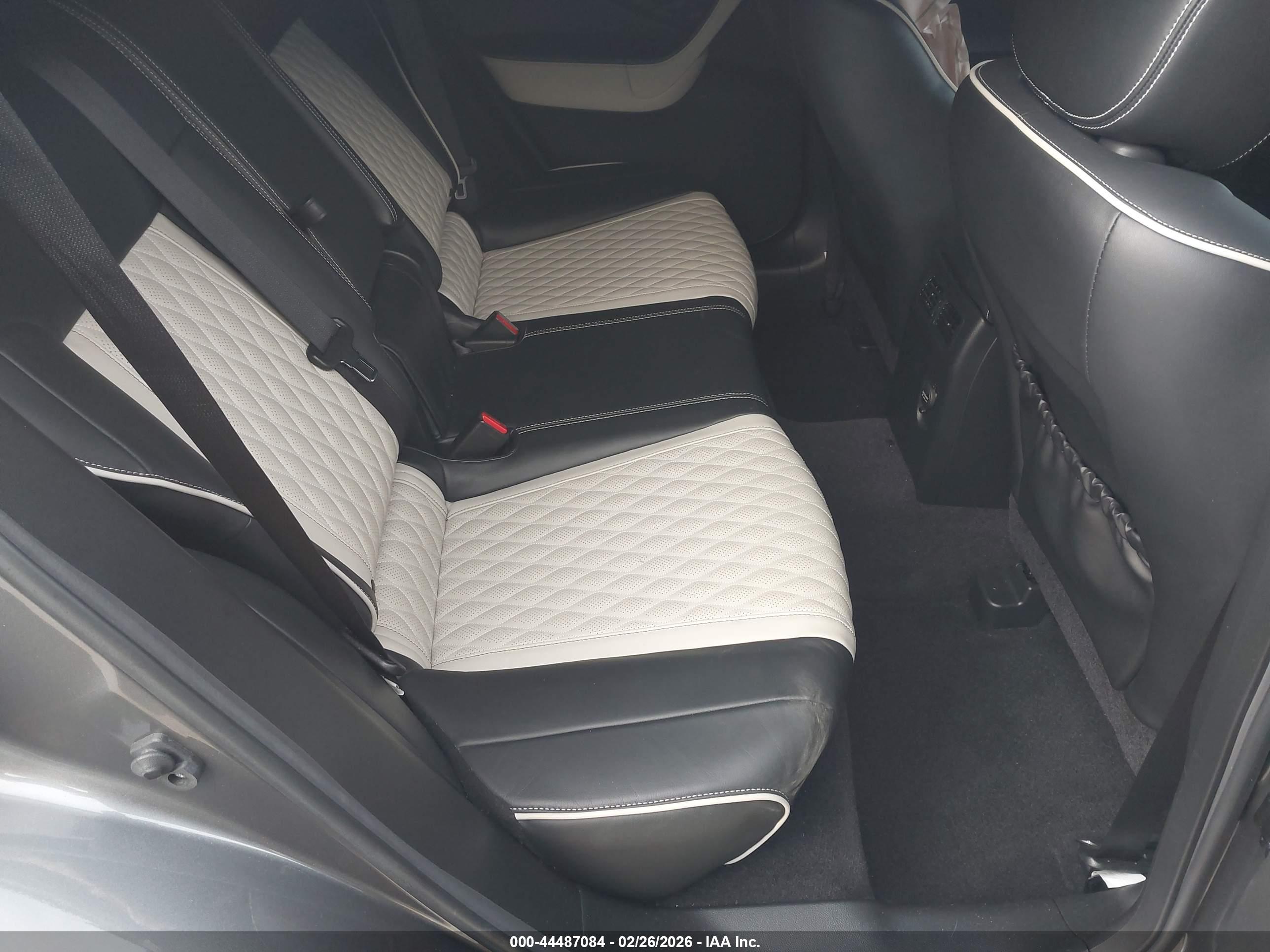 INFINITI QX70 image 8