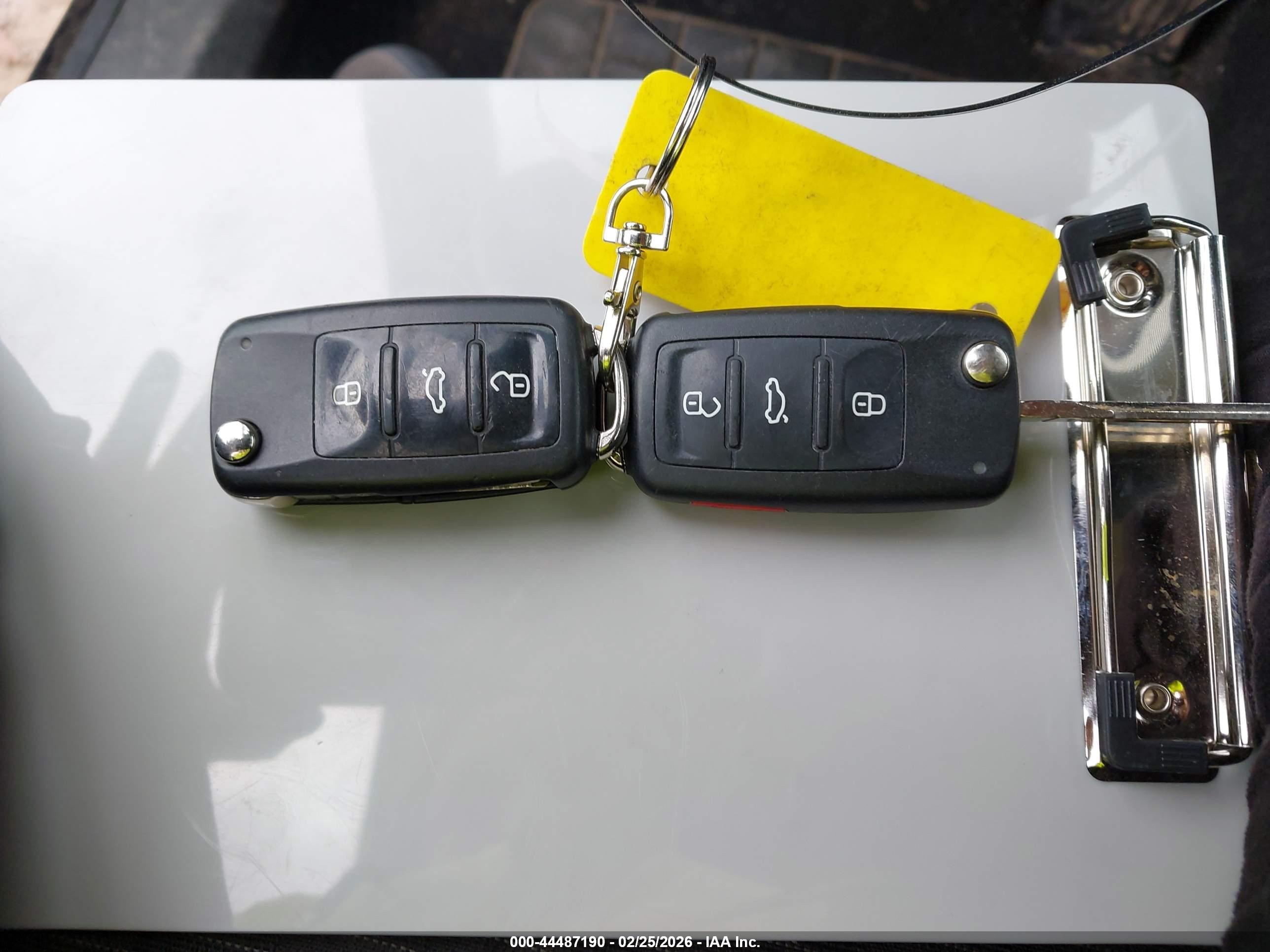 VOLKSWAGEN TIGUAN image 11