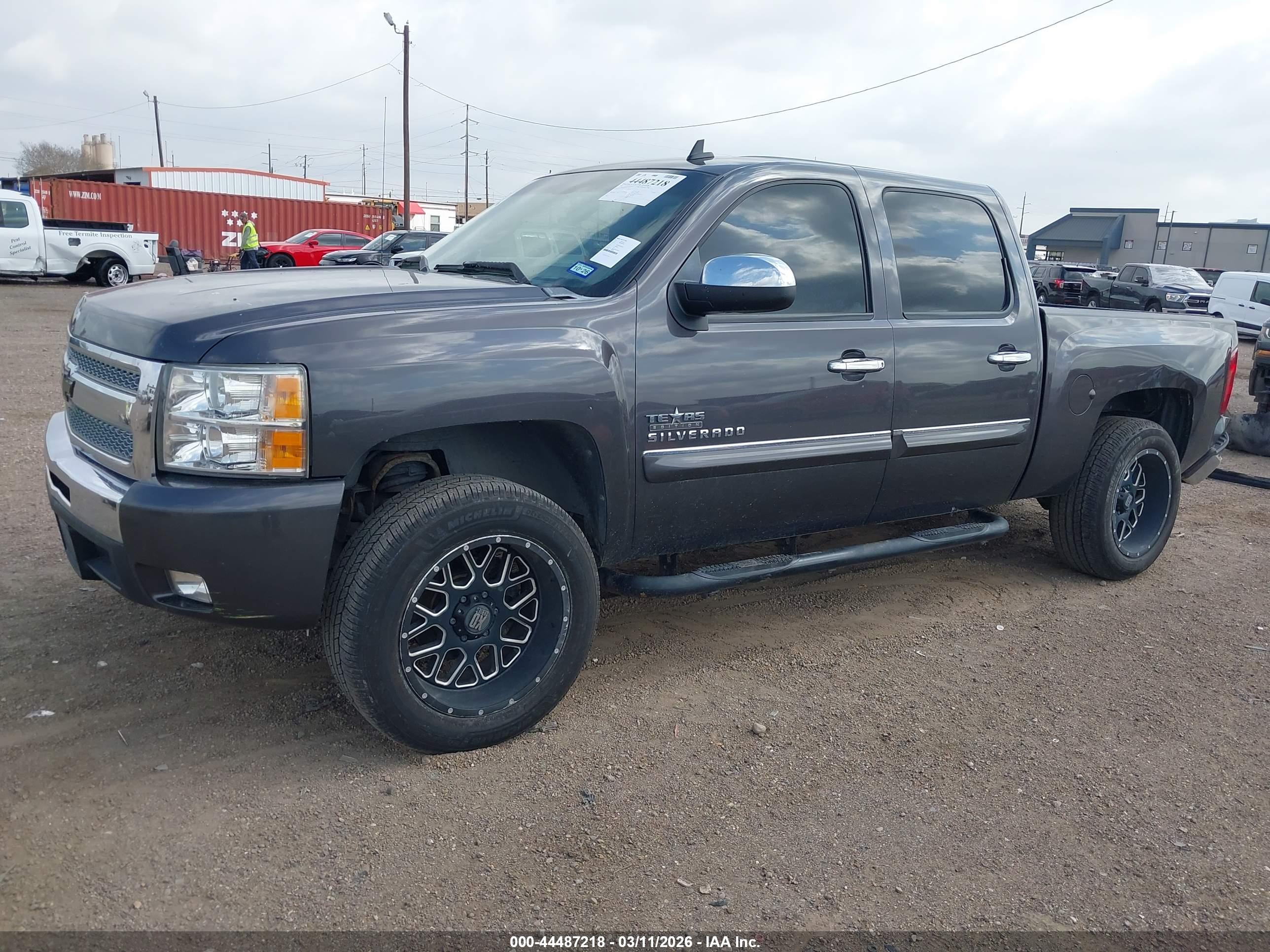 CHEVROLET SILVERADO image 2