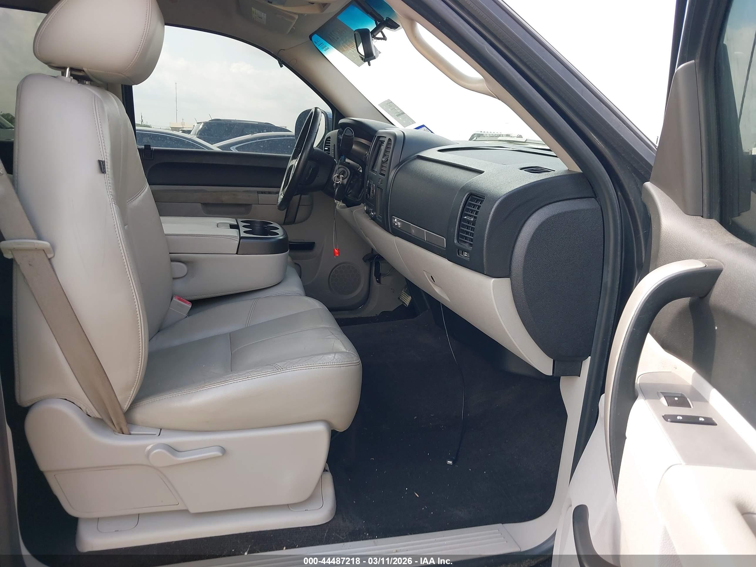CHEVROLET SILVERADO image 5