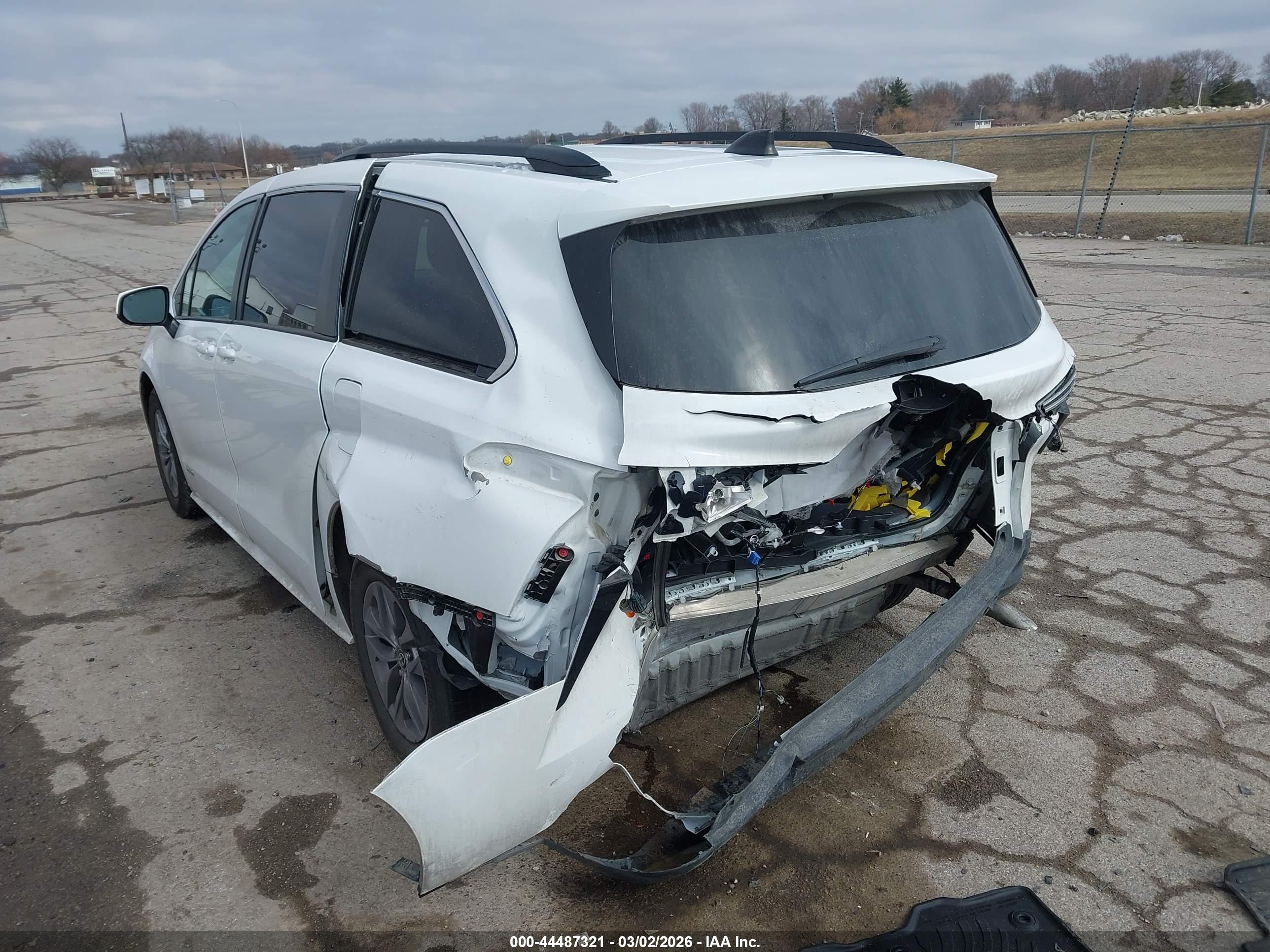 TOYOTA SIENNA image 3