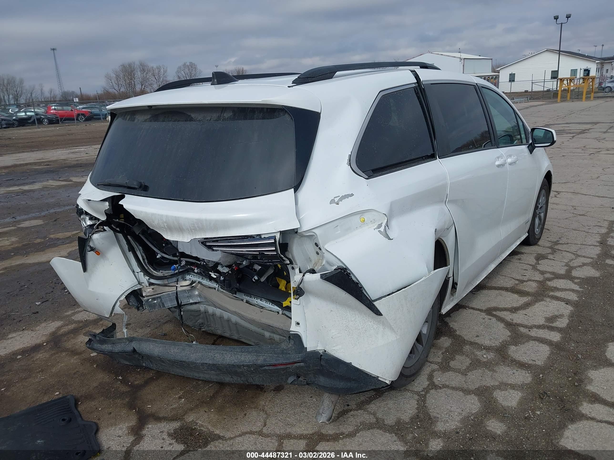 TOYOTA SIENNA image 4