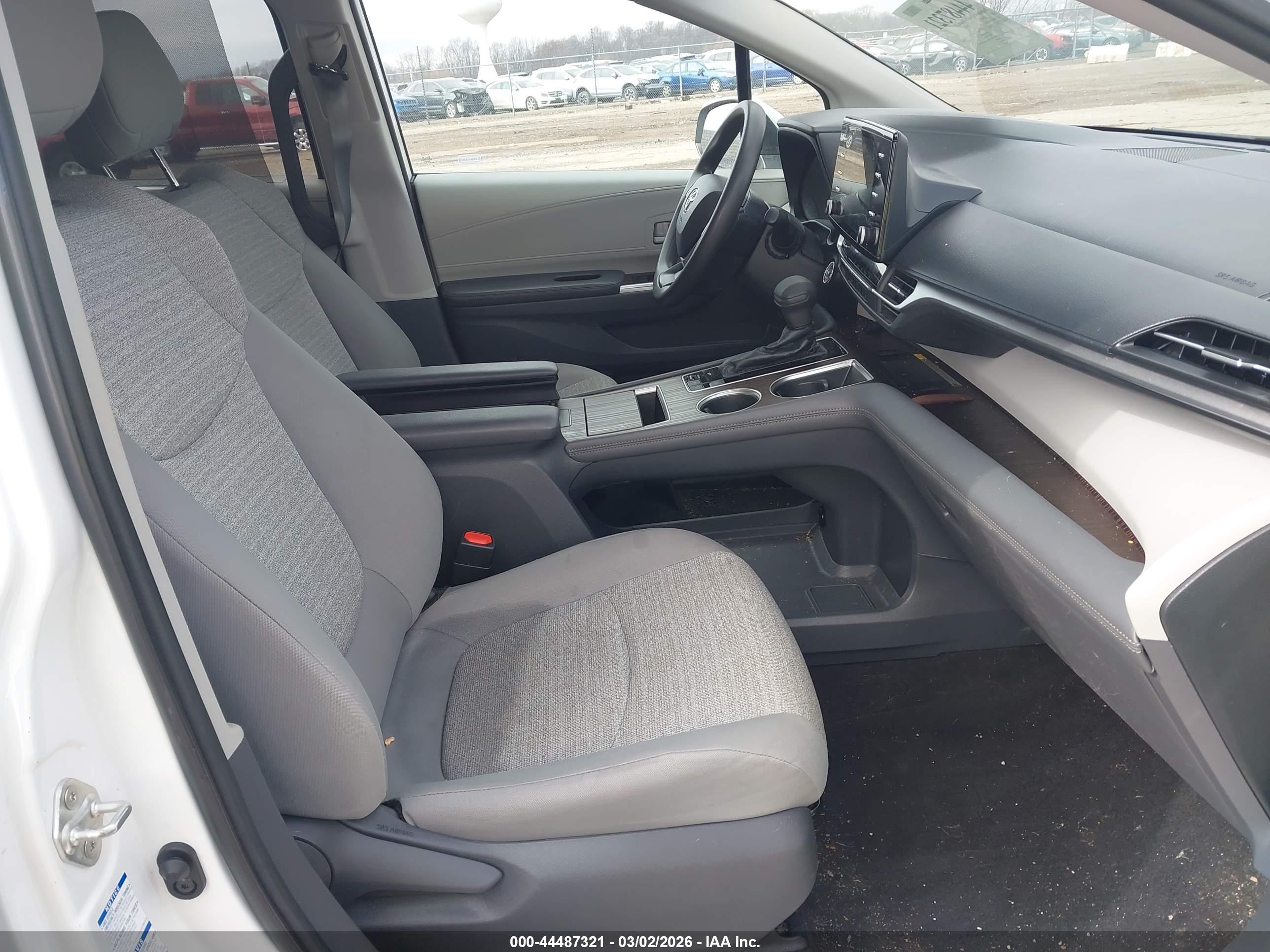 TOYOTA SIENNA image 5