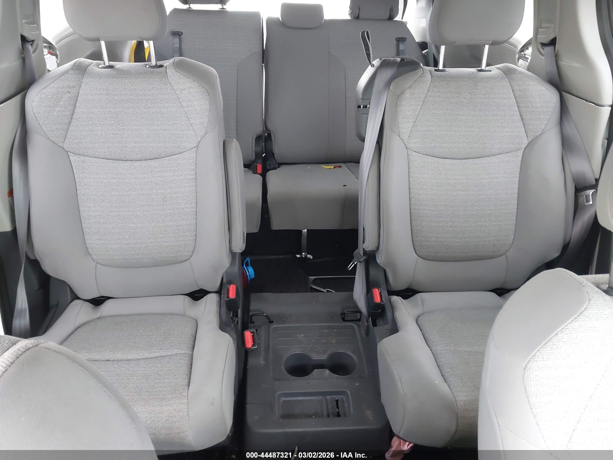 TOYOTA SIENNA image 8